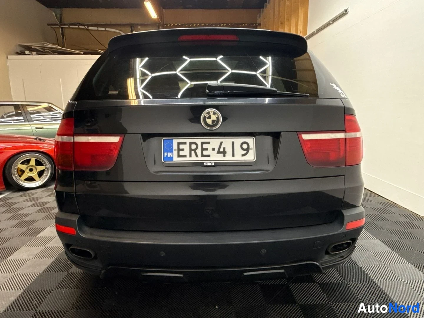 Takaa: BMW:n takaosa suoraan takaa, rekisterikilpi