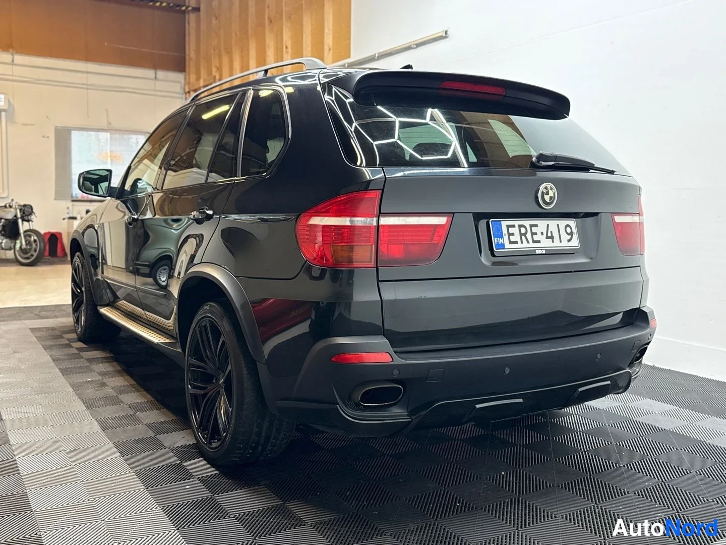 Takaviisto: BMW takaa viistosti vasemmalta, rekisterikilpi
