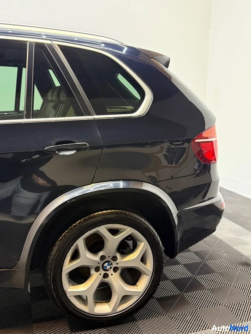 Takaviisto: BMW X5:n takaosa ja takaovet lähikuvassa