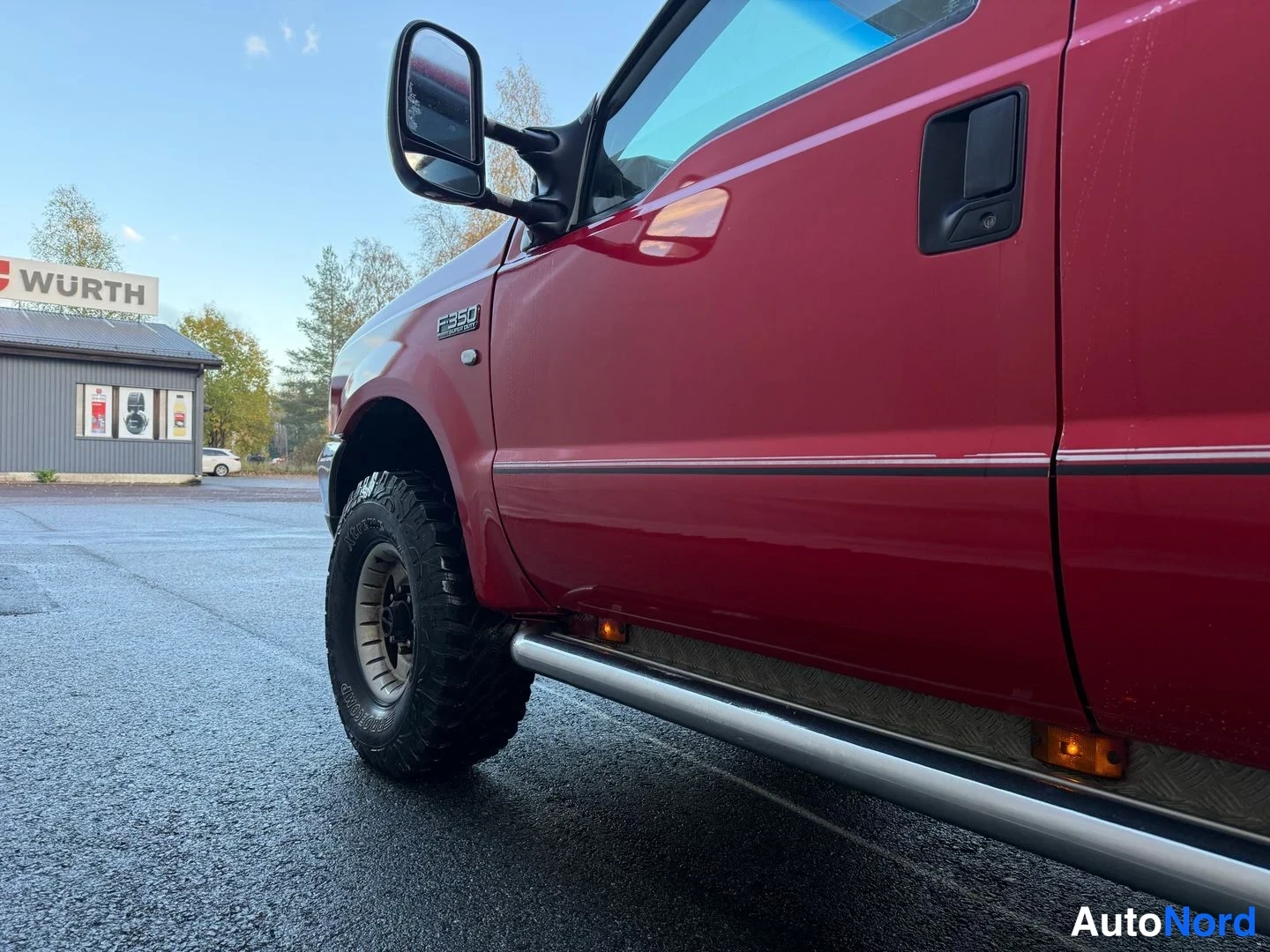 Punainen Ford F-350 1999, sivulta, kuva 9