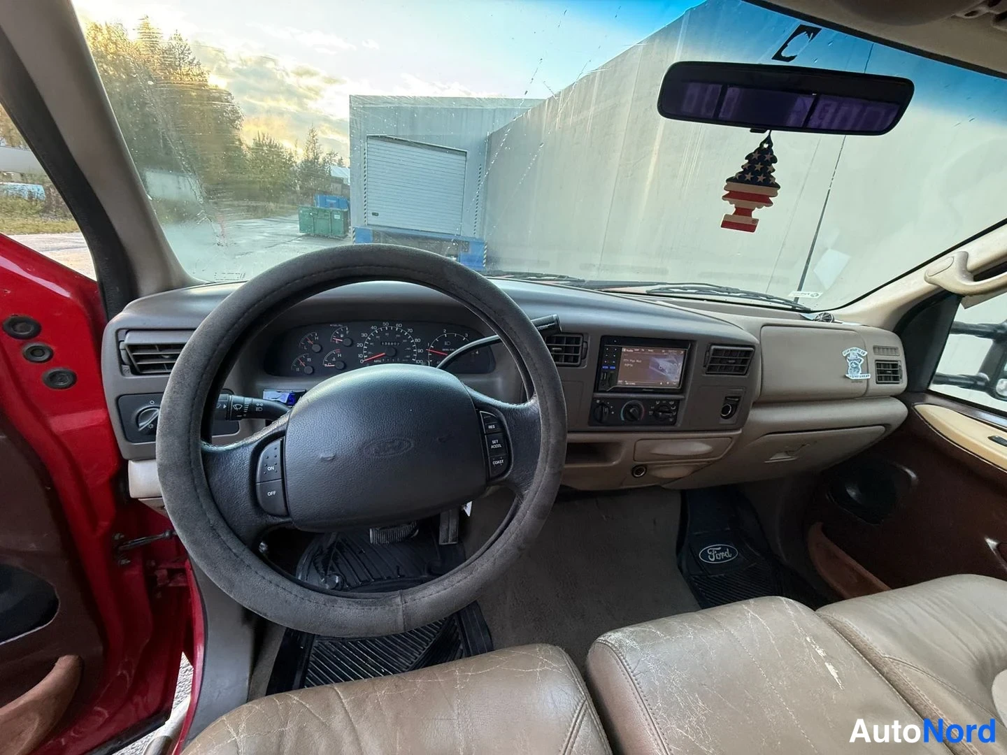 Punainen Ford F-350 1999, kuva 18