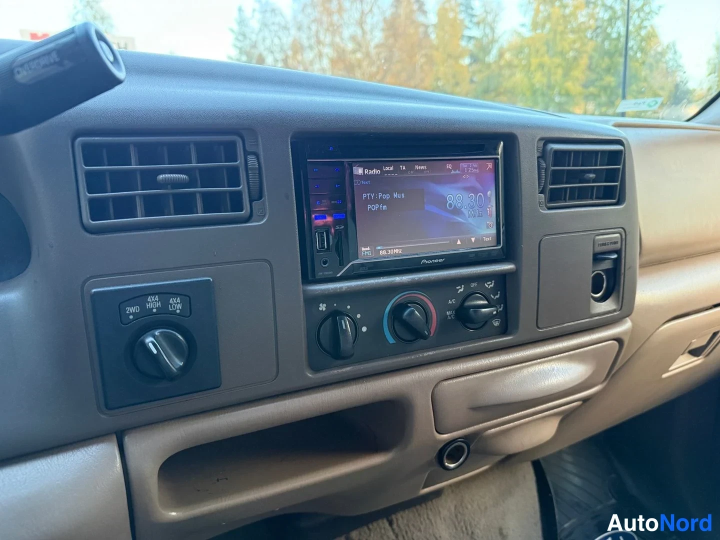 Punainen Ford F-350 1999, yksityiskohta, kuva 14
