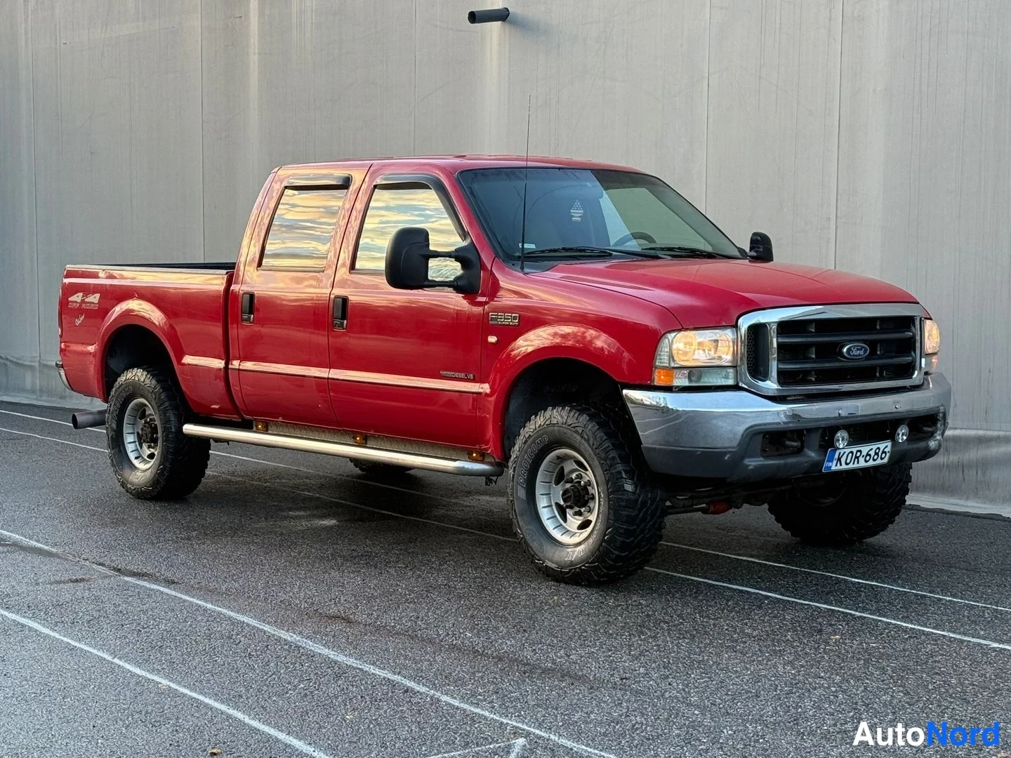 Punainen Ford F-350 1999, etuviisto, keula oikealle, kuva 2