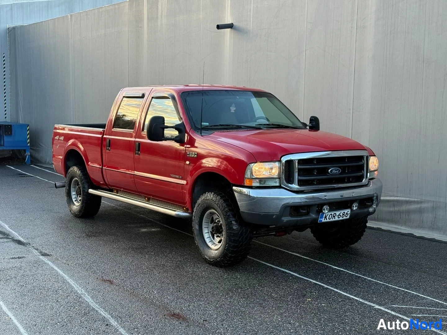 Punainen Ford F-350 1999, etuviisto, keula oikealle, kuva 5