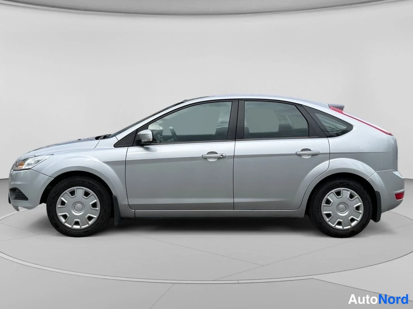 Sivulta: Hopeanvärinen Ford Focus viistoperä sivulta
