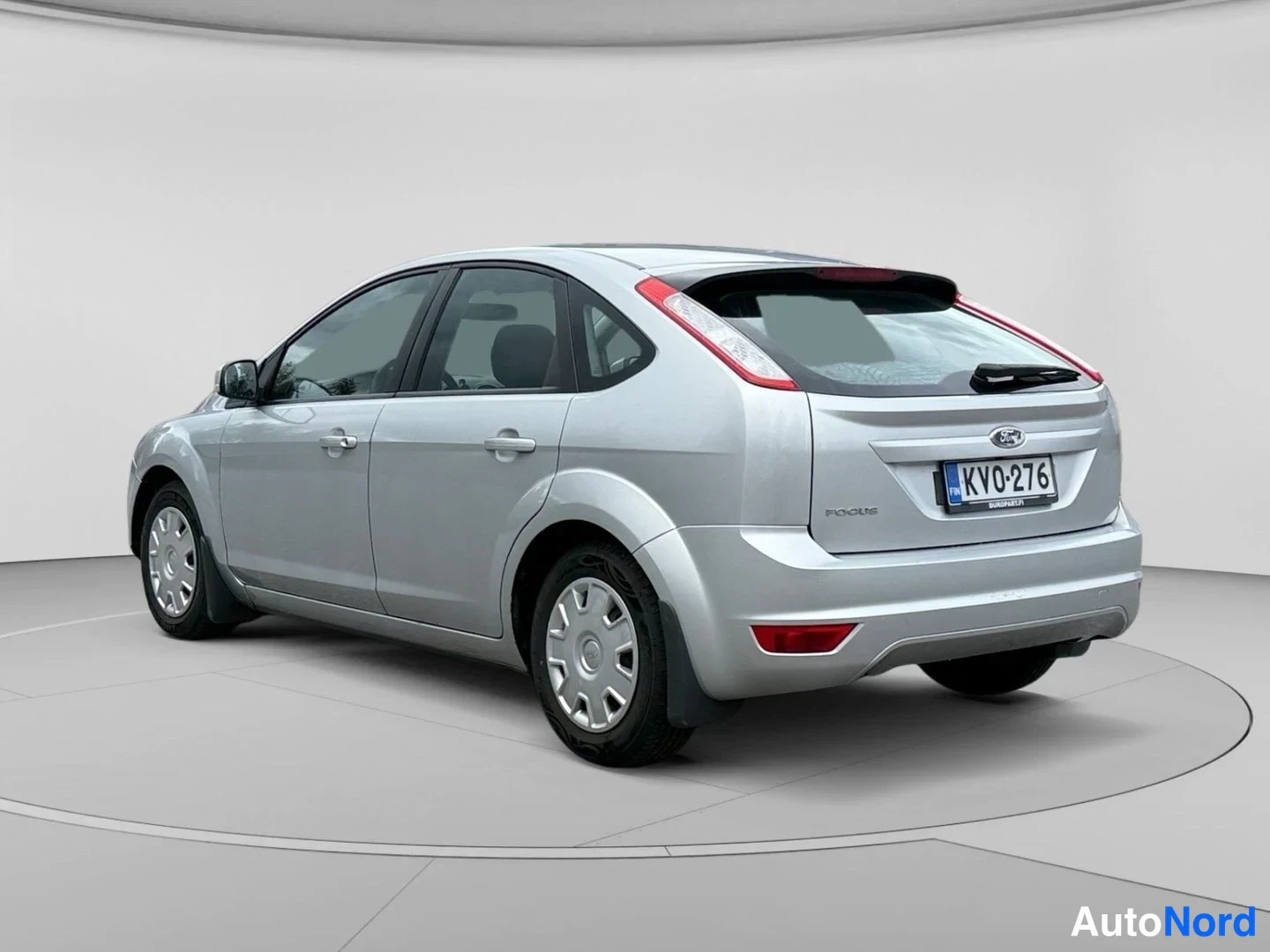 Takaviisto: Hopeanvärinen Ford Focus viistoperä takaosa vasemmasta takakulmasta, rekisteritunnus KV0-276