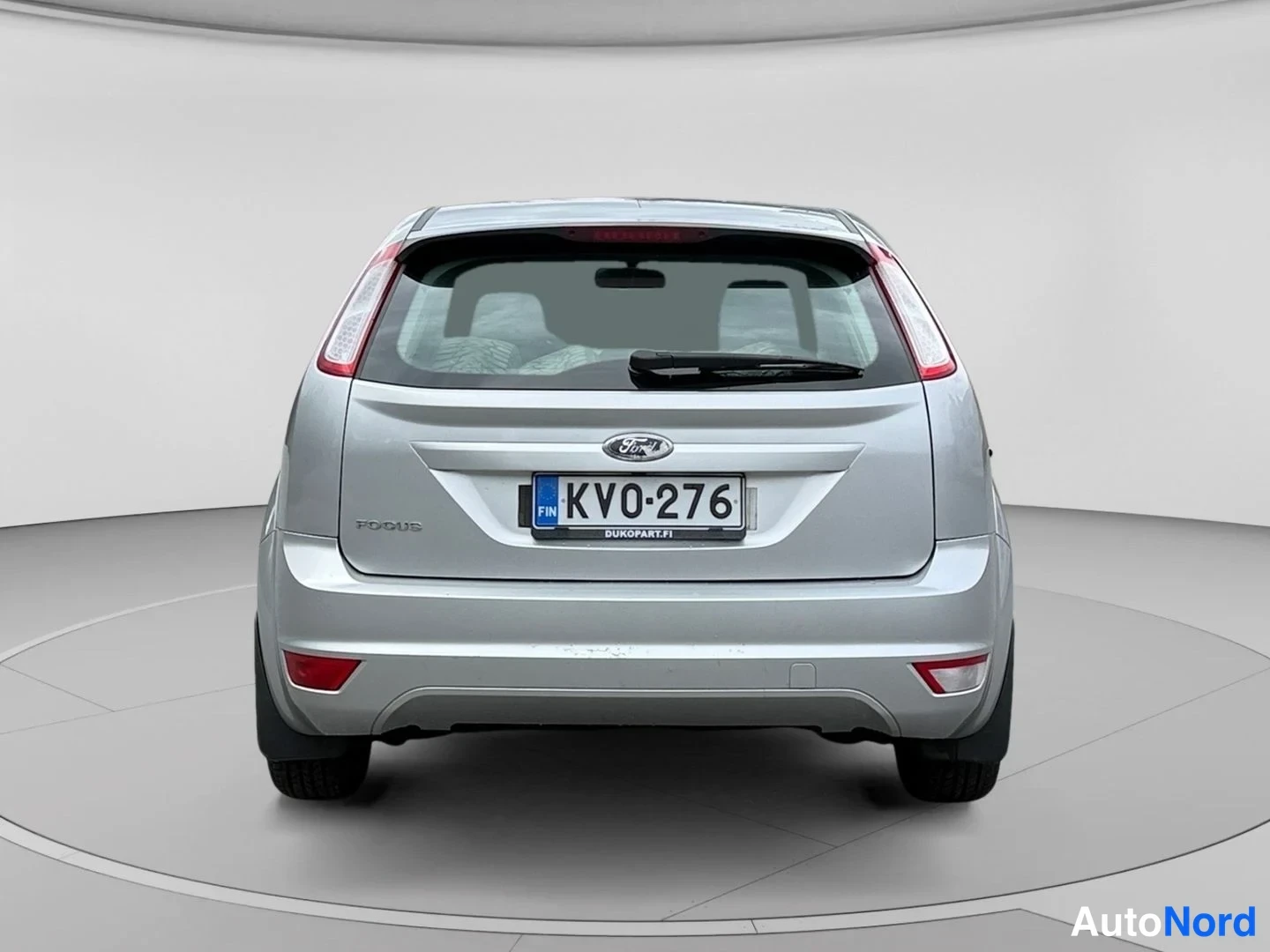Takaa: Hopeanvärinen Ford Focus viistoperä suoraan takaa, rekisteritunnus KV0-276