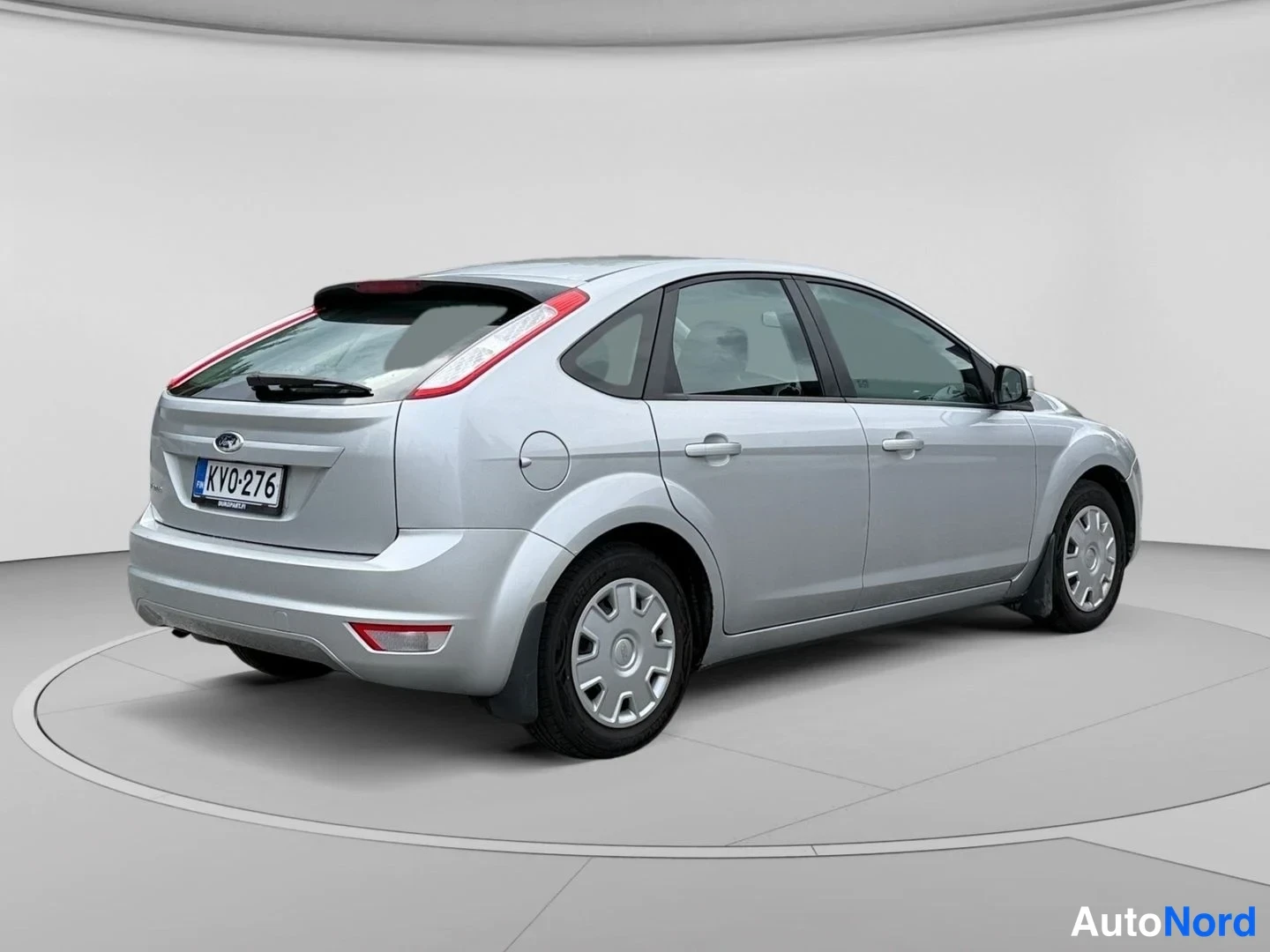 Takaviisto: Hopeanvärinen Ford Focus viistoperä takaa-visuurista; rekisterikilpi KV0-276, takavalot ja korin sivut näkyvät.