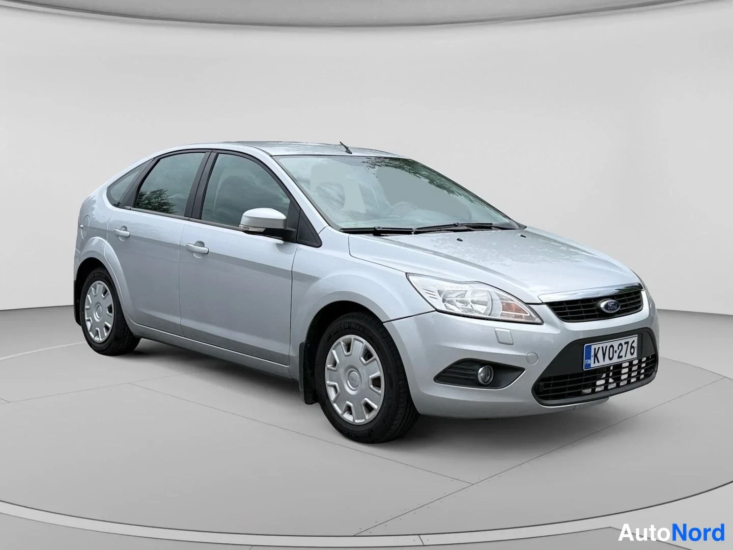 Etuviisto, nokka oikealle: Hopeanvärinen Ford Focus viistoperä etuvisuurista oikealta; etugrilli, ajovalot ja rekisterikilpi KV0-276 näkyvät.