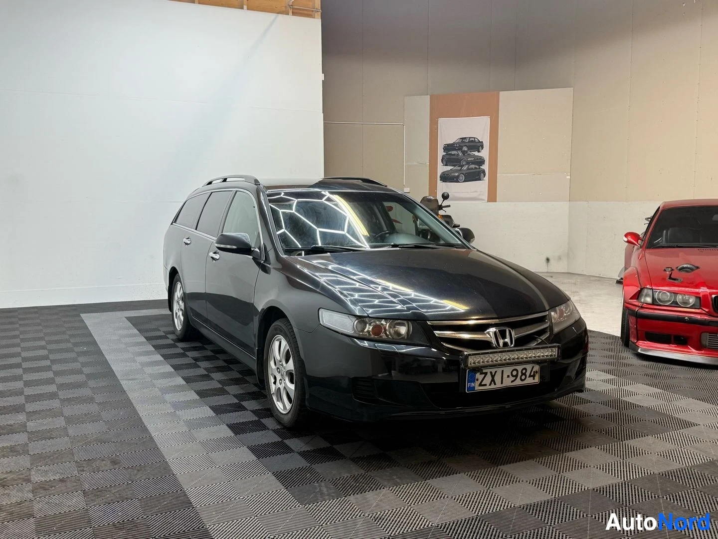 Etuviisto, nokka oikealle: Musta Honda Accord Tourer -farmari kuvattu kolmeneljännesnäkymässä etuosasta oikealta näkyen ( konepelti, etusäleikkö ja moottoritienvieressä) yrityshall
