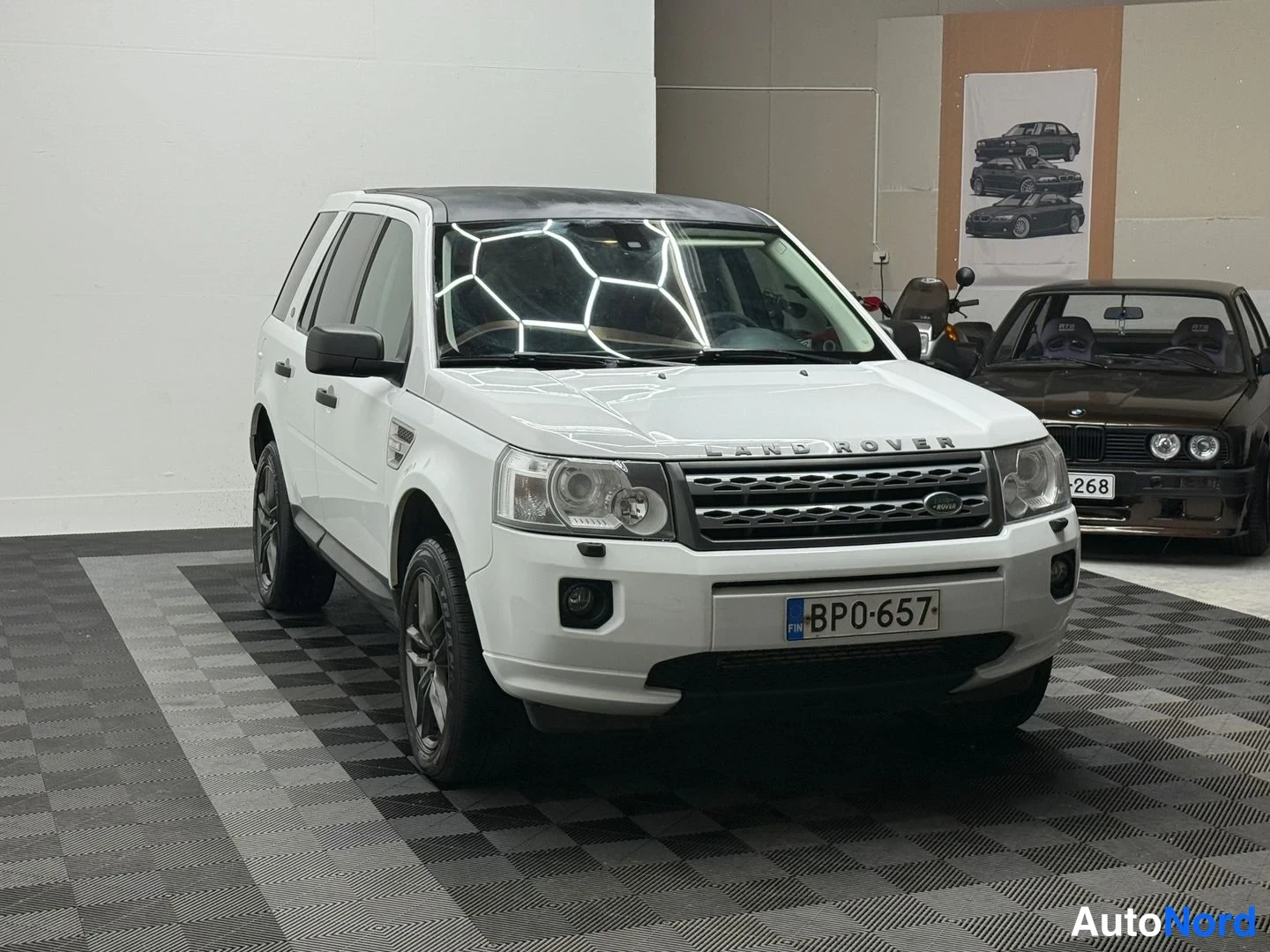 Etuviisto, nokka oikealle: Land Rover Freelander 2 etukulmasta, nokka oikealla, valkoinen