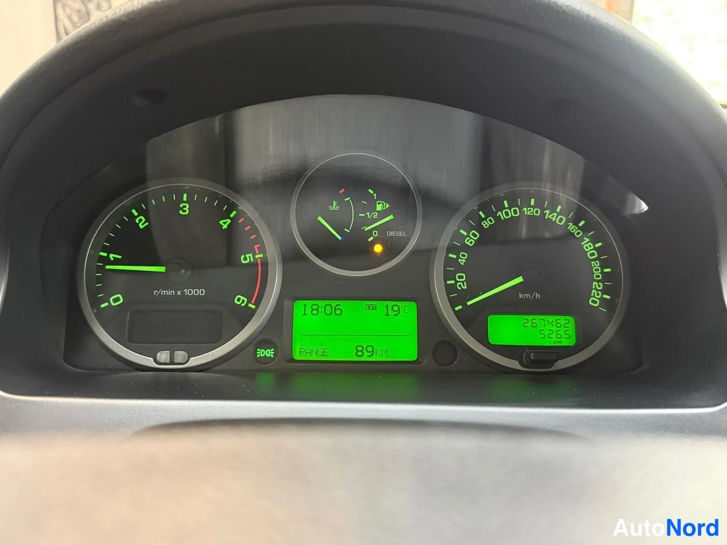 Yksityiskohta: Mittaristo: huvinmittari, nopeusmittari, ajokilometrit 267462 km ja RANGE 89 km.