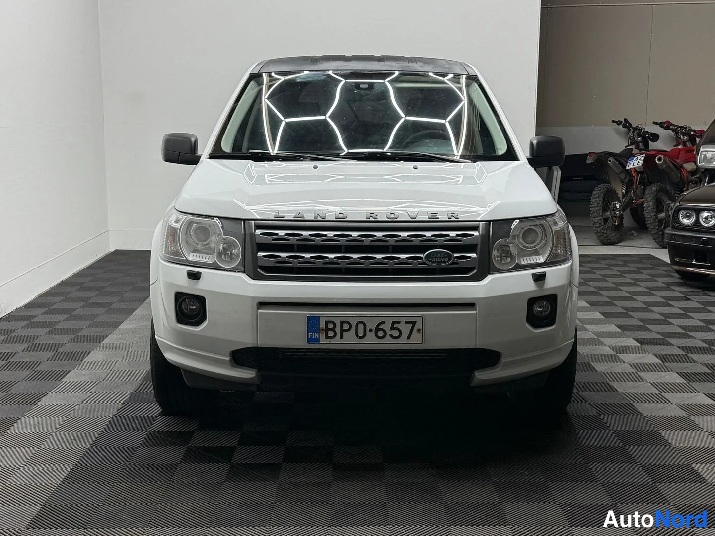 Edestä: Land Rover Freelander 2 suoraan edestä, valkoinen