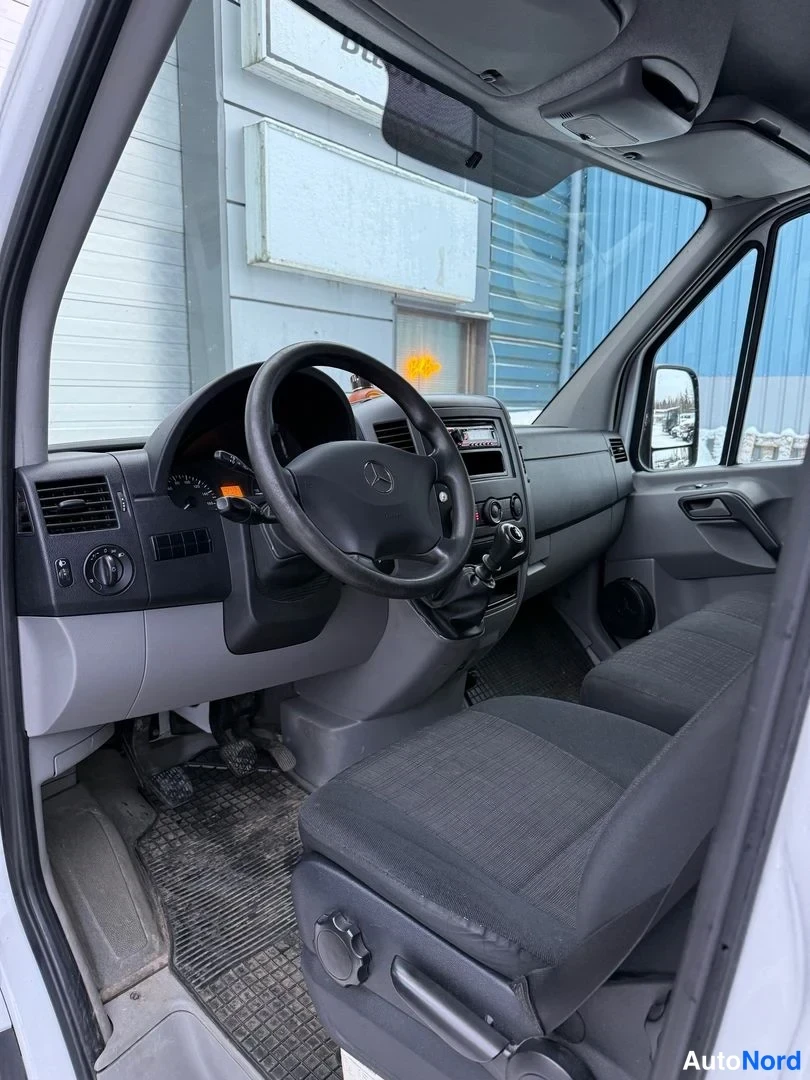 Muu: Mercedes-Benz Sprinterin ohjaamo sisältä: Ohjauspyörä, kojelauta ja etumatkustustila.