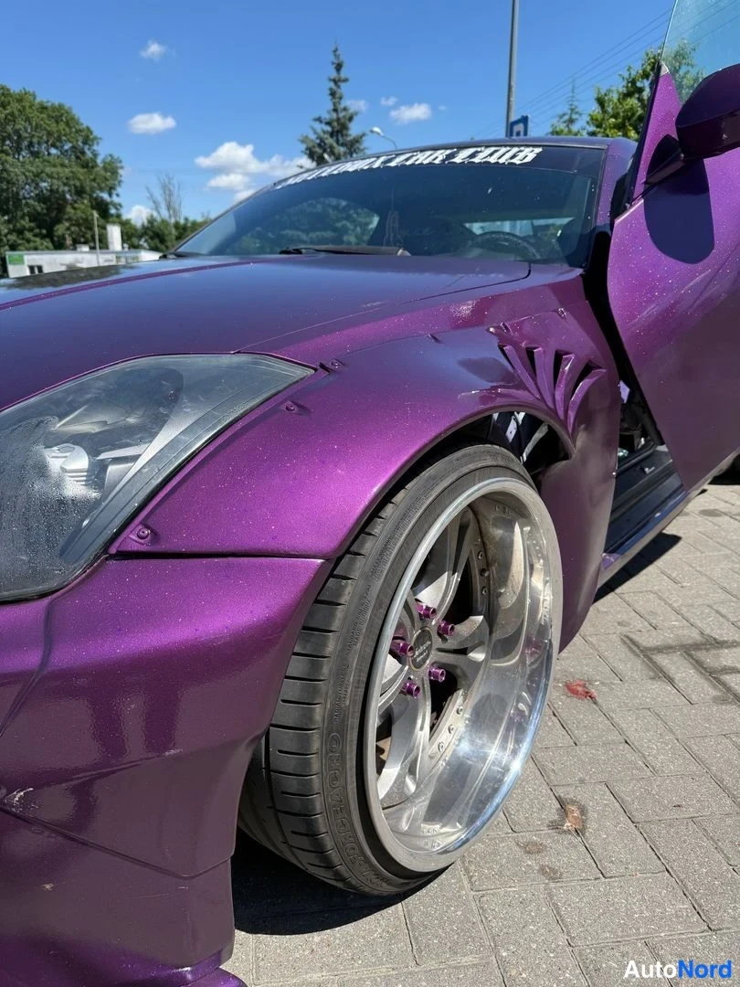 Etuviisto, nokka vasemmalle: Violetin auton etuosa, jossa suuri violettinen vinokuvio ja kiiltävä violetti violettikori.