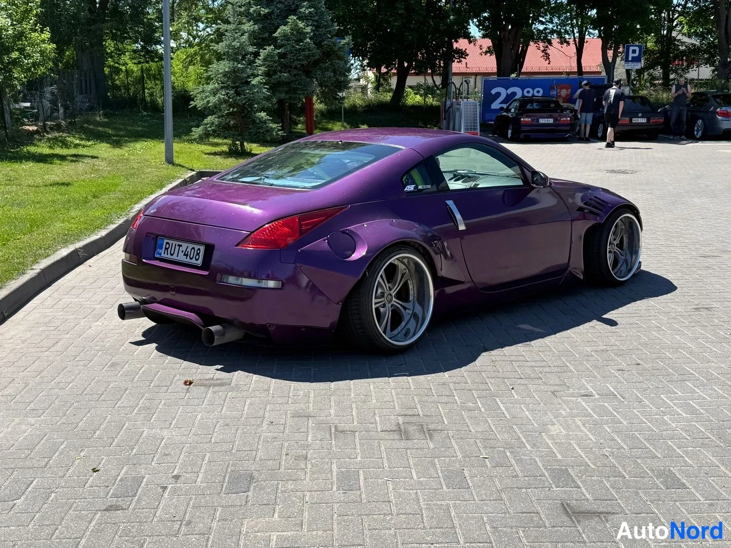 Takaviisto: Violetti Nissan 350Z -coupe takaviistosta leveällä takasiivellä ja suurilla pyörillä, rekisteri.