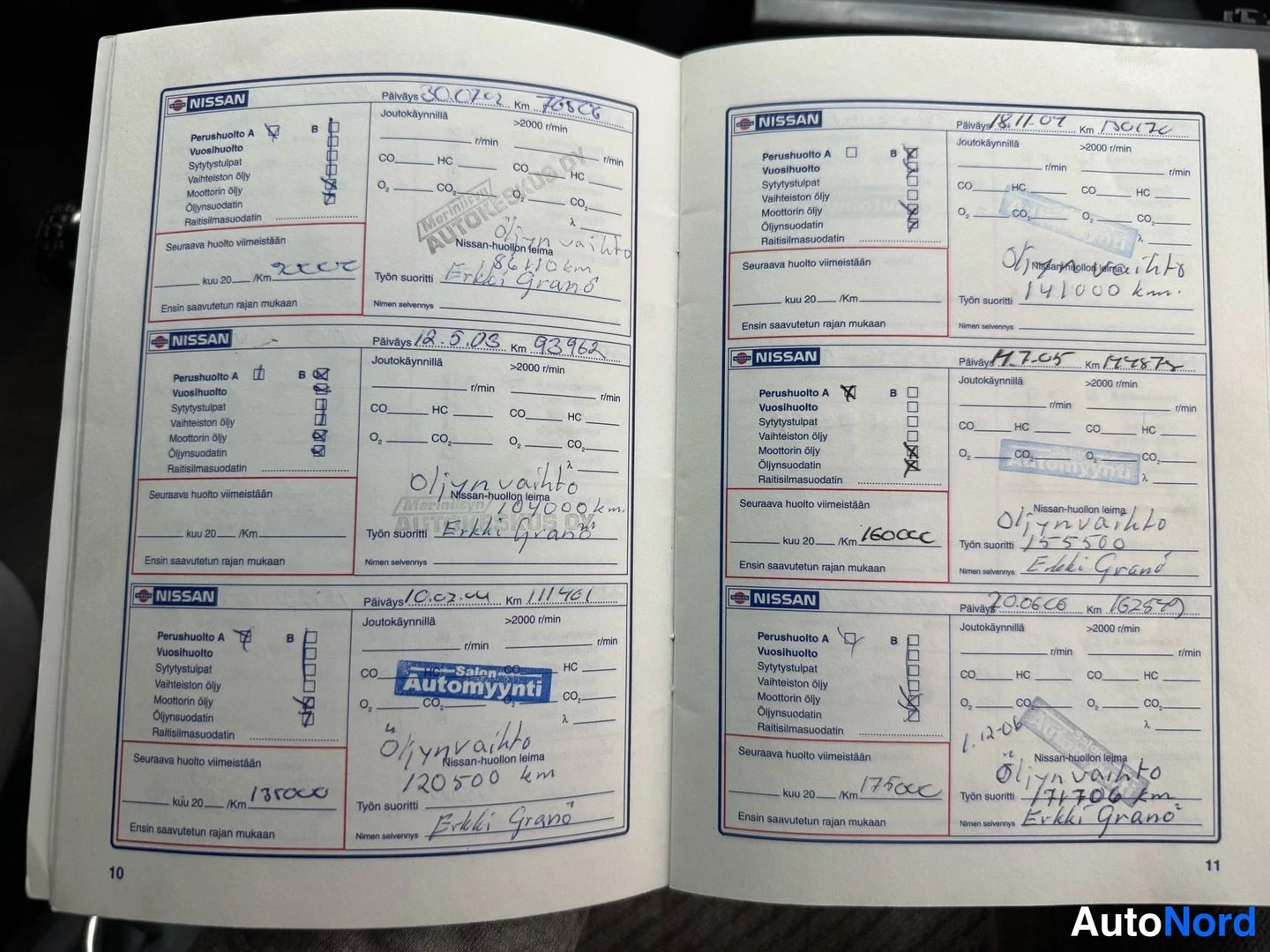 Takaviisto: Avoin huoltokirja kahdella sivulla (10–11), kuusi NISSAN-huoltoleimaa päiväyksin 20.01.02, 12.5.03, 10.07.04, 18.11.05, 17.7.07 ja 20.6.08 sekä käsin kirjatut ö
