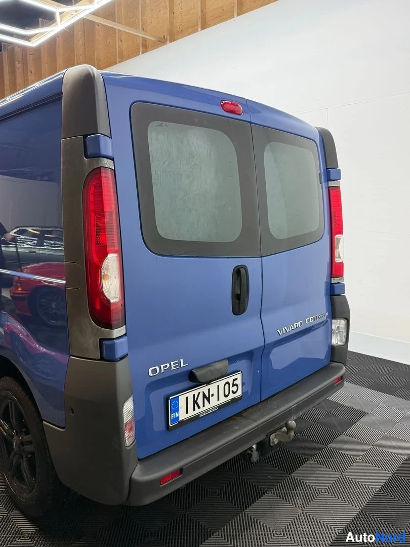 Takaviisto: Opel Vivaro -pakettiauton takaosa ja vasen kylki: kaksiosaiset takaovet, tummat takalasin suojat, rekisteritunnus ja teksti OPEL VIVARO CDTI.