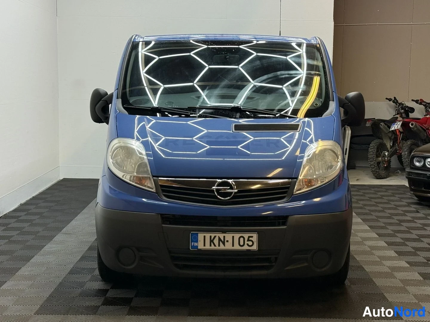 Edestä: Opel Vivaron etupää edestä kuvattuna, sininen kori, rekisterikilpi
