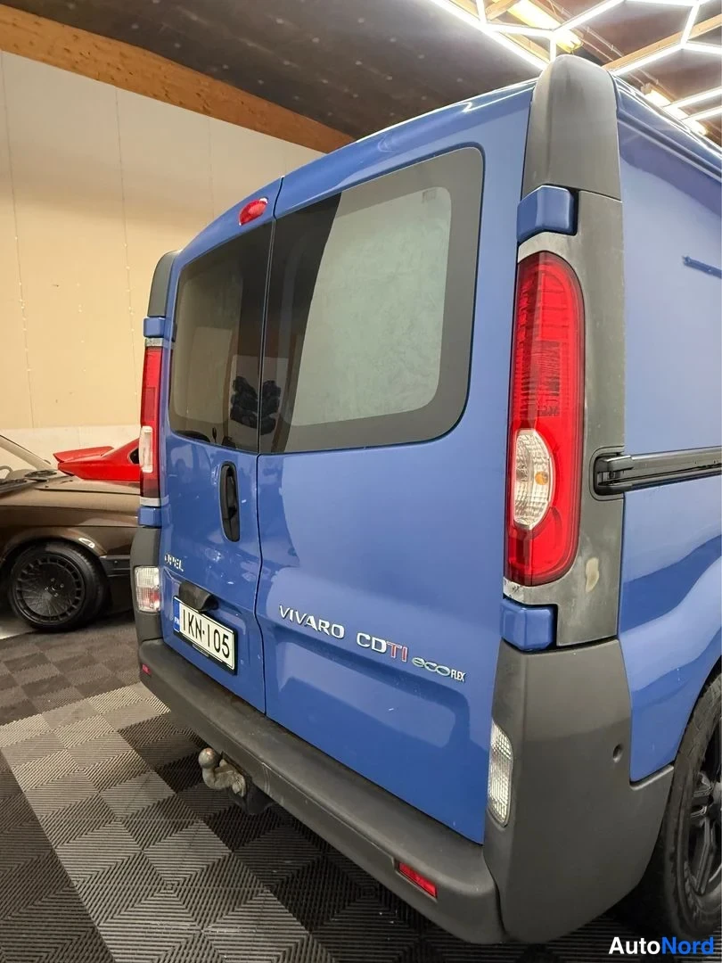 Takaviisto: Lähikuva sinisen Opel Vivaron takaosasta; rekisterikilpi ja Vivaro CDTI ecoFLEX -tekstit takaluukussa.