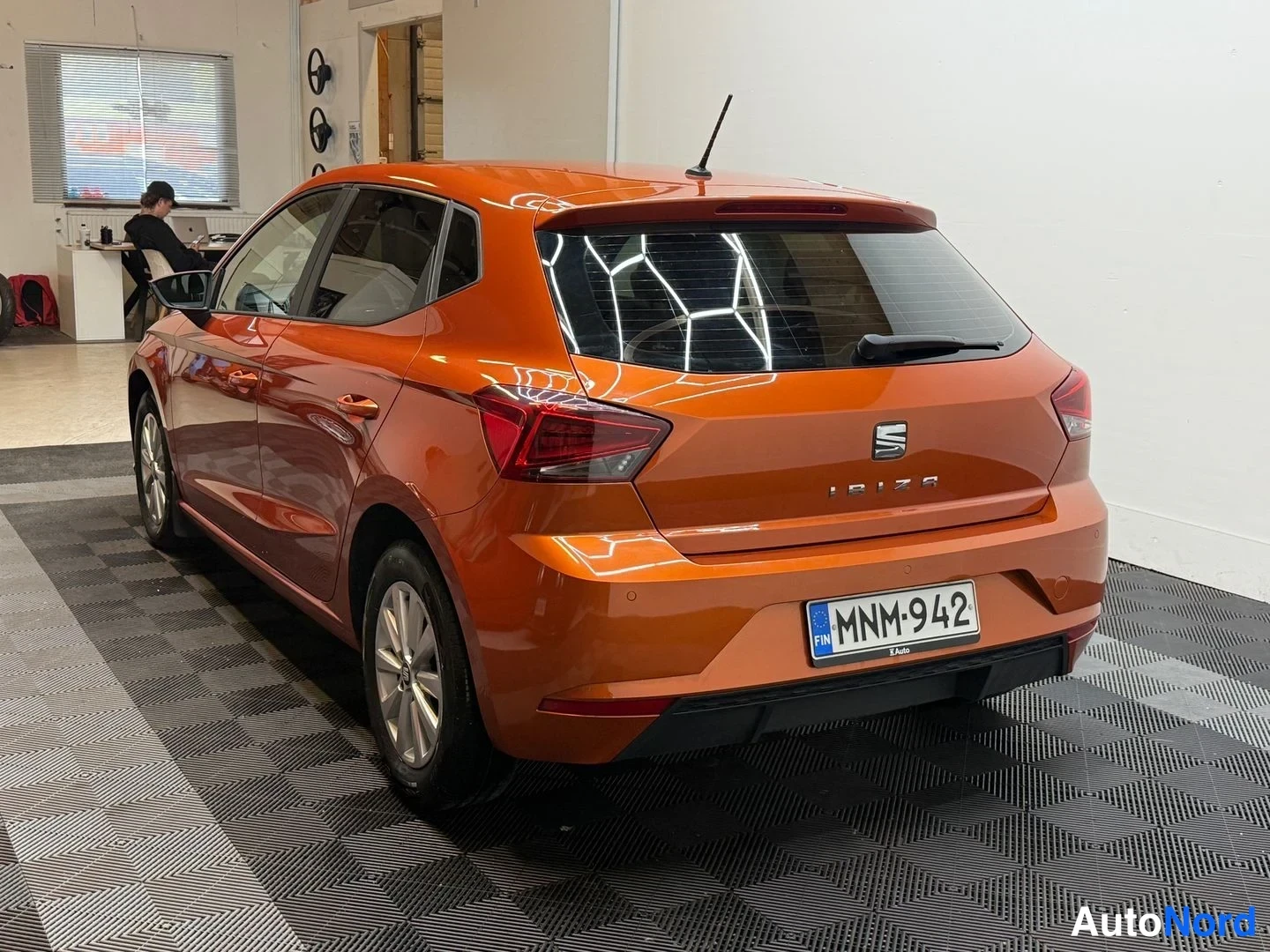 Takaa: Oranssin Seat Ibizan takapää takaa, rekisteritunnus.