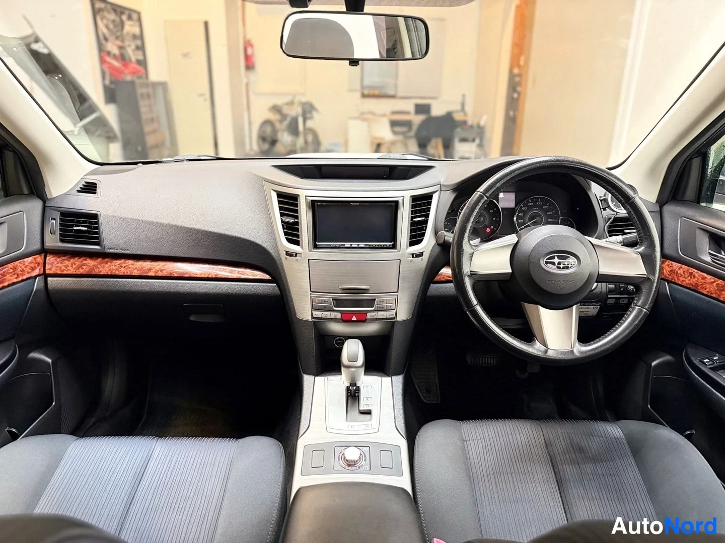 Muu: Auton sisätilat: tumma kojelauta, Subaru-ohjauspyörä, keskikonsolin näyttö ja automaattivaihteen valitsin.