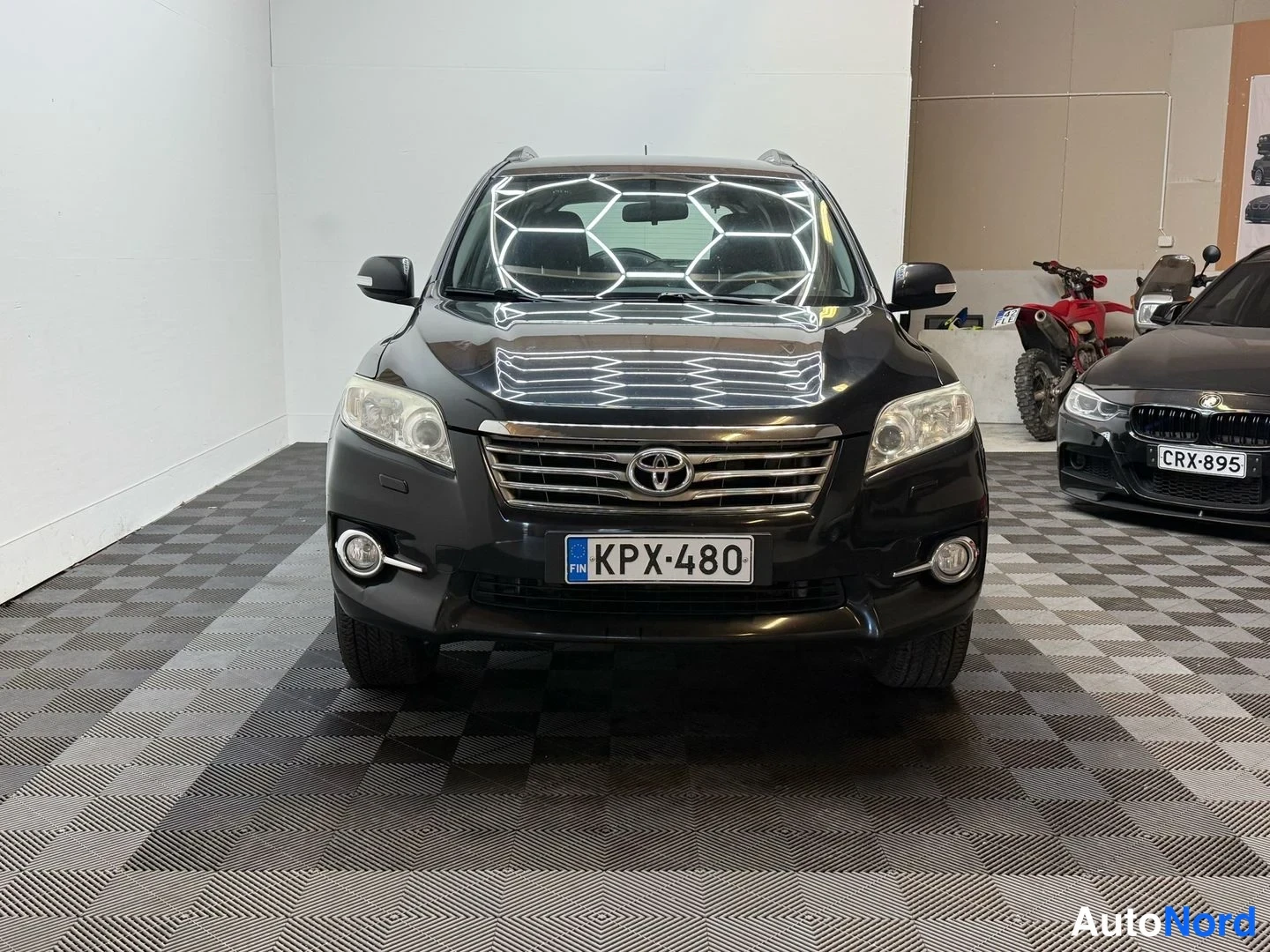 Edestä: Toyota RAV4 musta, suora etunäkymä, rekisterikilpi.