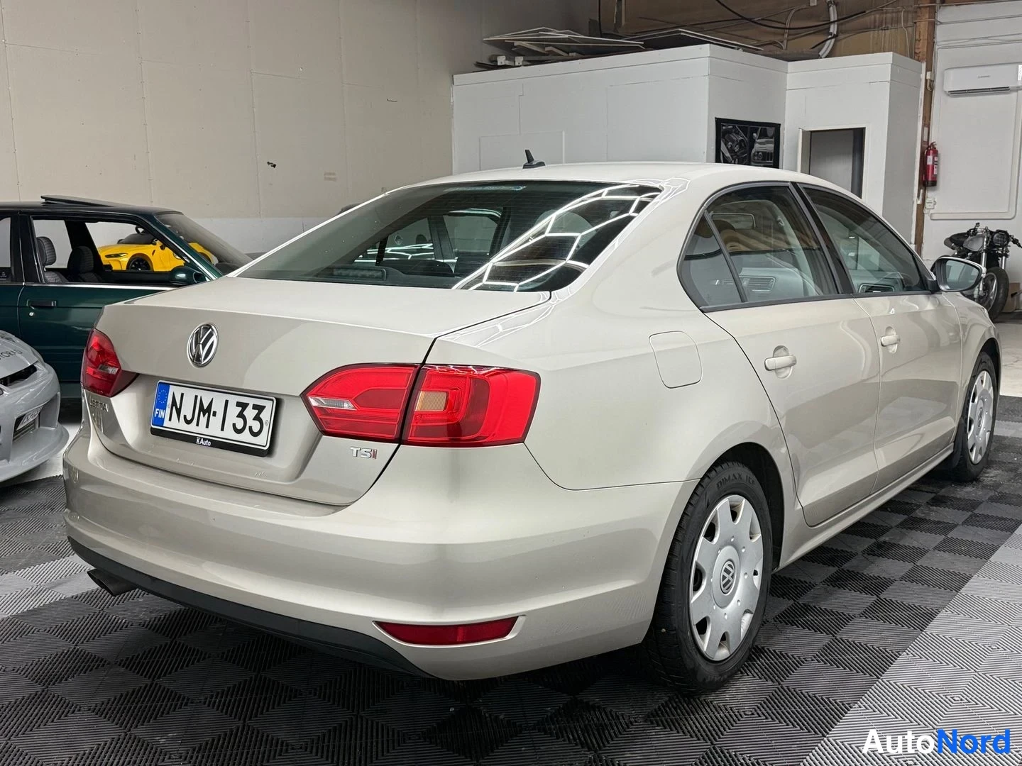 Takaviisto: Volkswagen Jetta -sedanin takakulma kuvattuna vasemmalta, rekisterikilpi ja TSI-merkintä takaluukussa.
