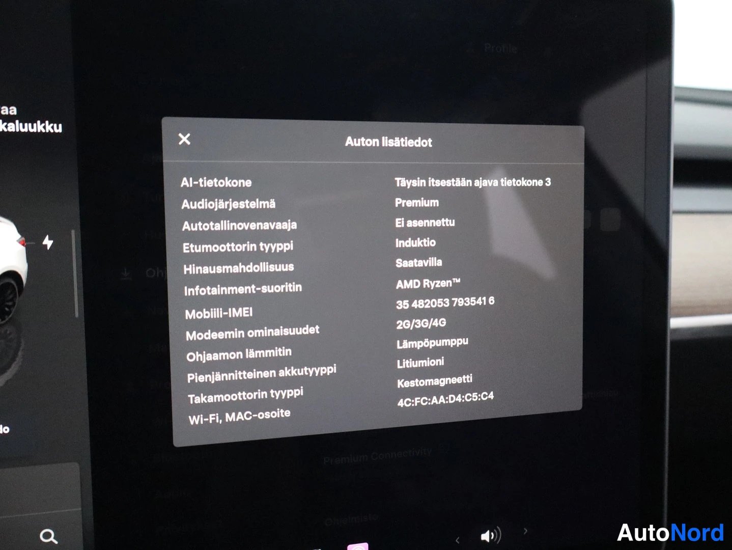 Muu: Auton lisätiedot -näkymäTesla Model Y:n kosketusnäytöllä, jossa on tiedot AI-tietokoneesta, audiojärjestelmästä, moottoreista ja modeemista.