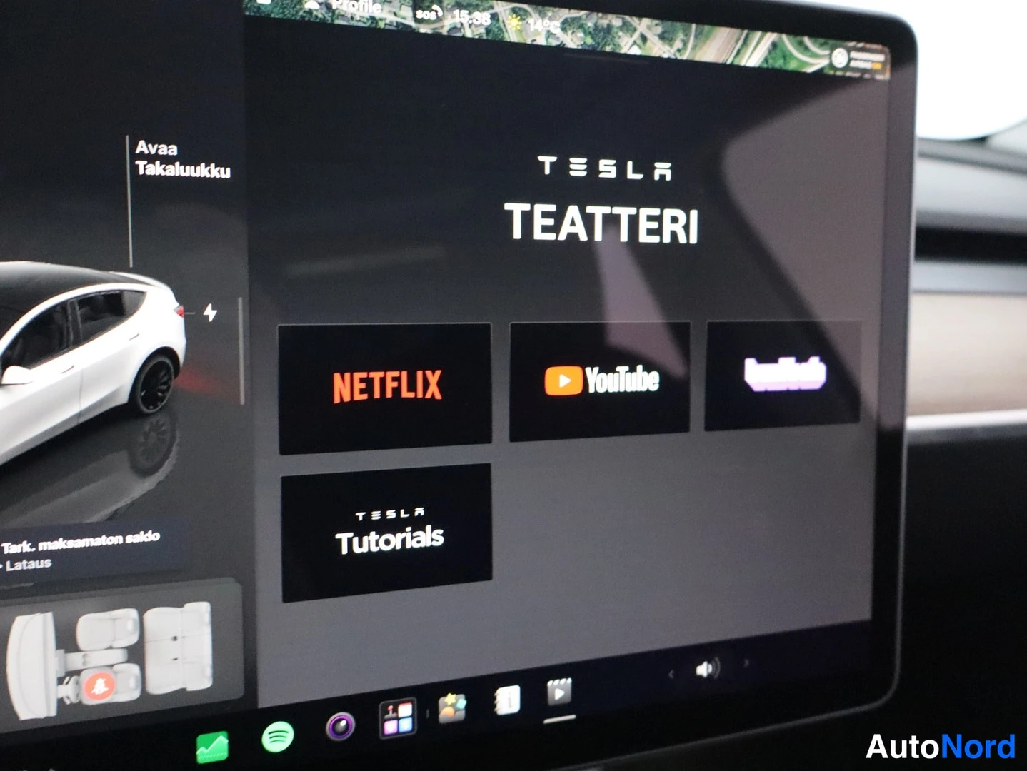 Muu: Keskinäytön Teatteri-valikko, jossa Netflix-, YouTube- ja Tesla Tutorials -sovelluskuvakkeet.