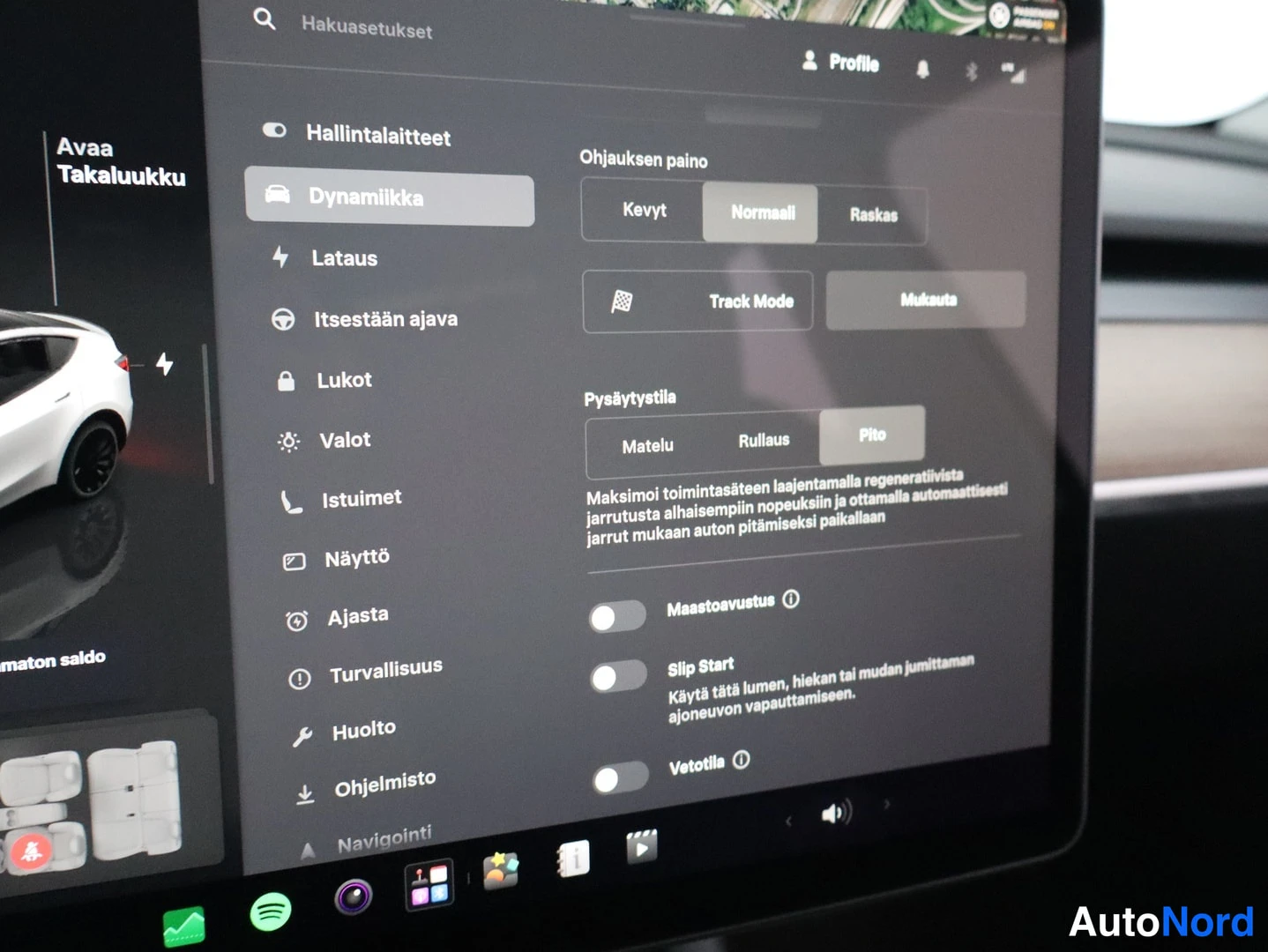 Sivulta: Auton keskinäyttö näyttää ohjausasetuksia: ohjauksen paino asetettuna Normaali, pysäytystila Pito, Track Mode ja Mukauta valittavissa.