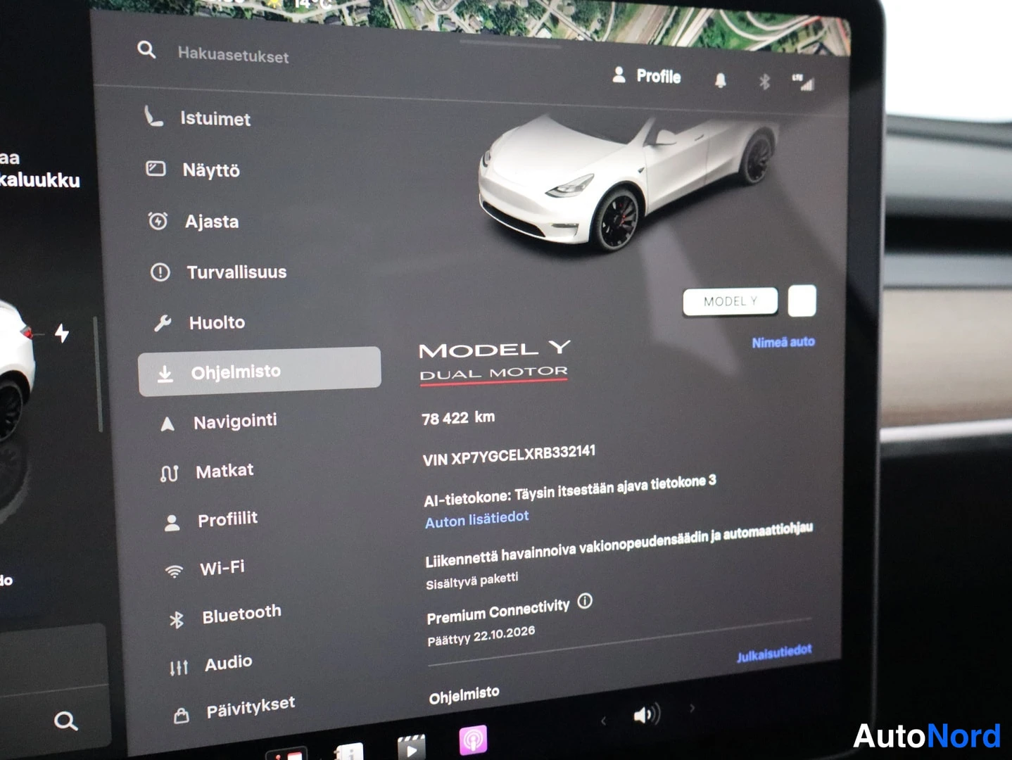 Yksityiskohta: Auton näytön Ohjelmisto-valikko: Tesla Model Y Dual Motor, 78 422 km, VIN XP7YGCELXRB332141.