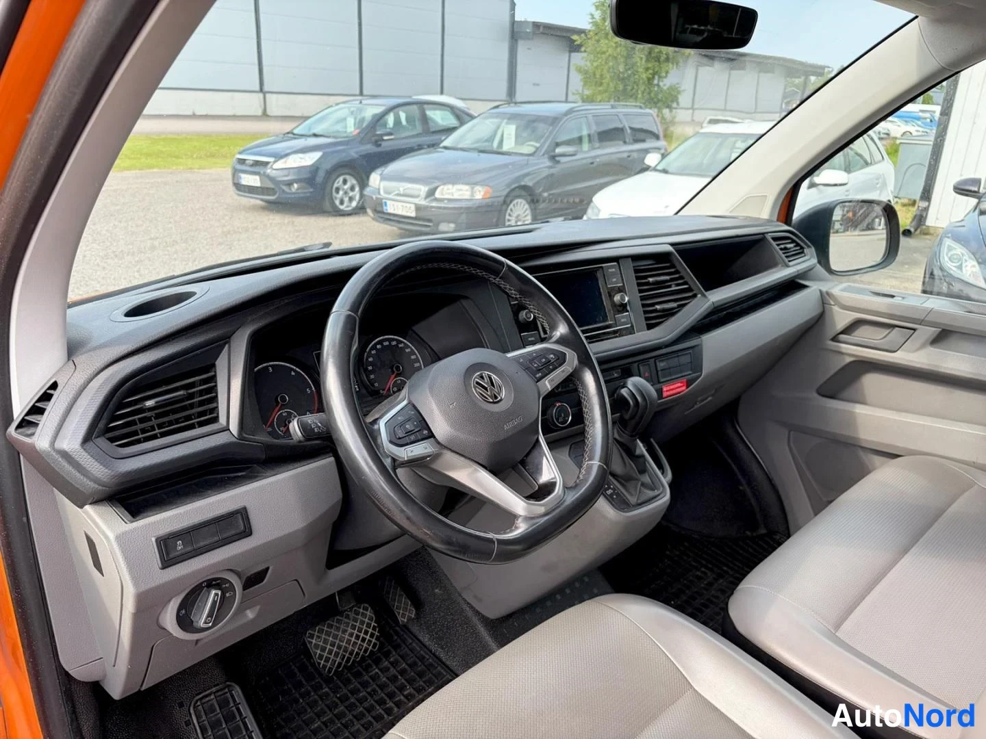 Muu: Ohjaamo edestä: VW-merkkinen ohjauspyörä, kojelaudan näytöt, kosketusnäyttö ja automaattivaihteistokeppi.