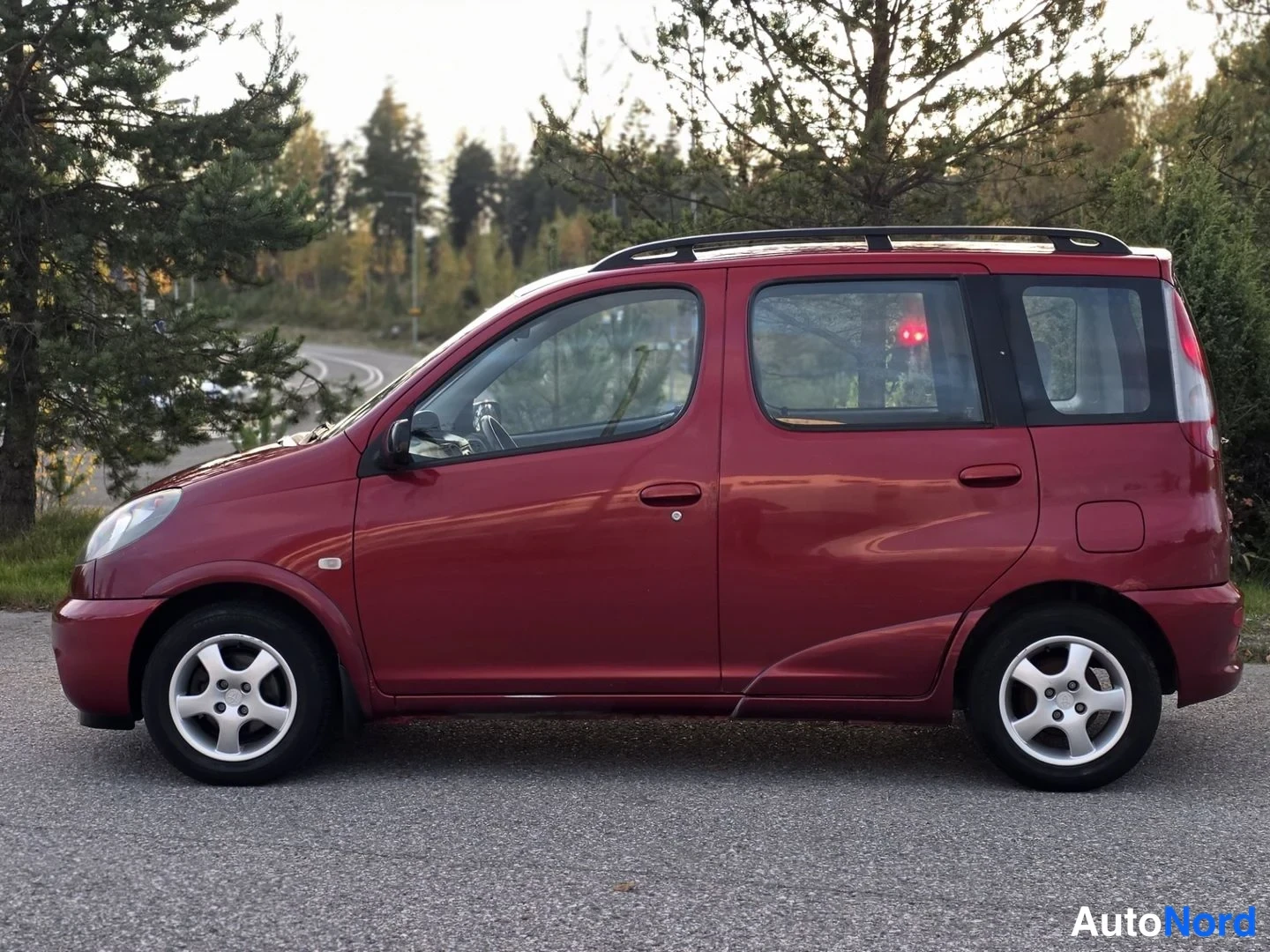 Punainen Toyota Yaris Verso 1999, sivulta, kuva 10
