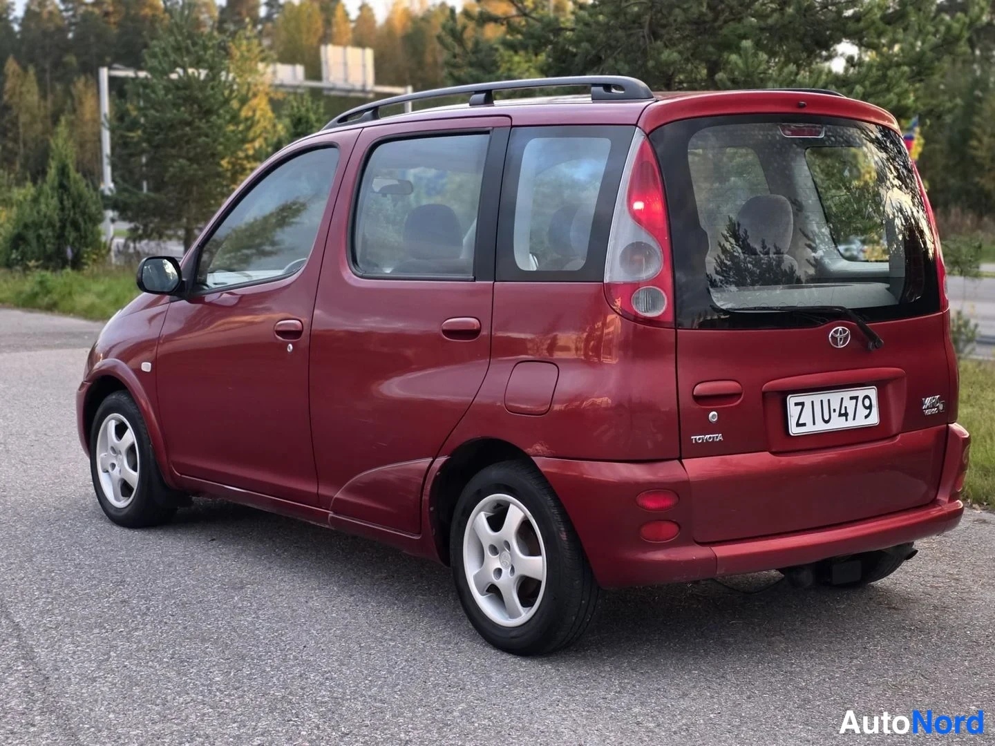 Punainen Toyota Yaris Verso 1999, takaviisto, kuva 14