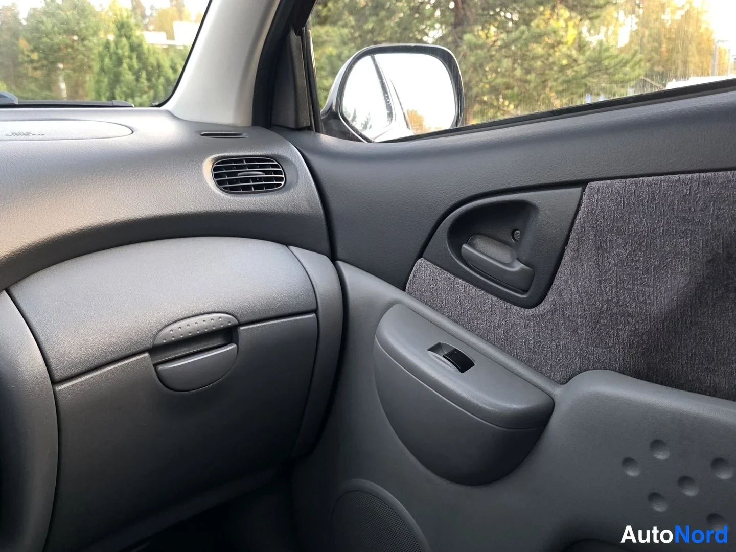 Punainen Toyota Yaris Verso 1999, kuva 27