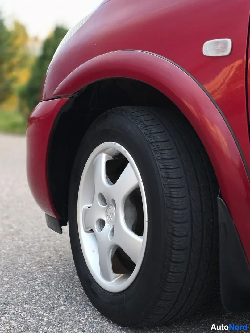 Punainen Toyota Yaris Verso 1999, sivulta, kuva 11
