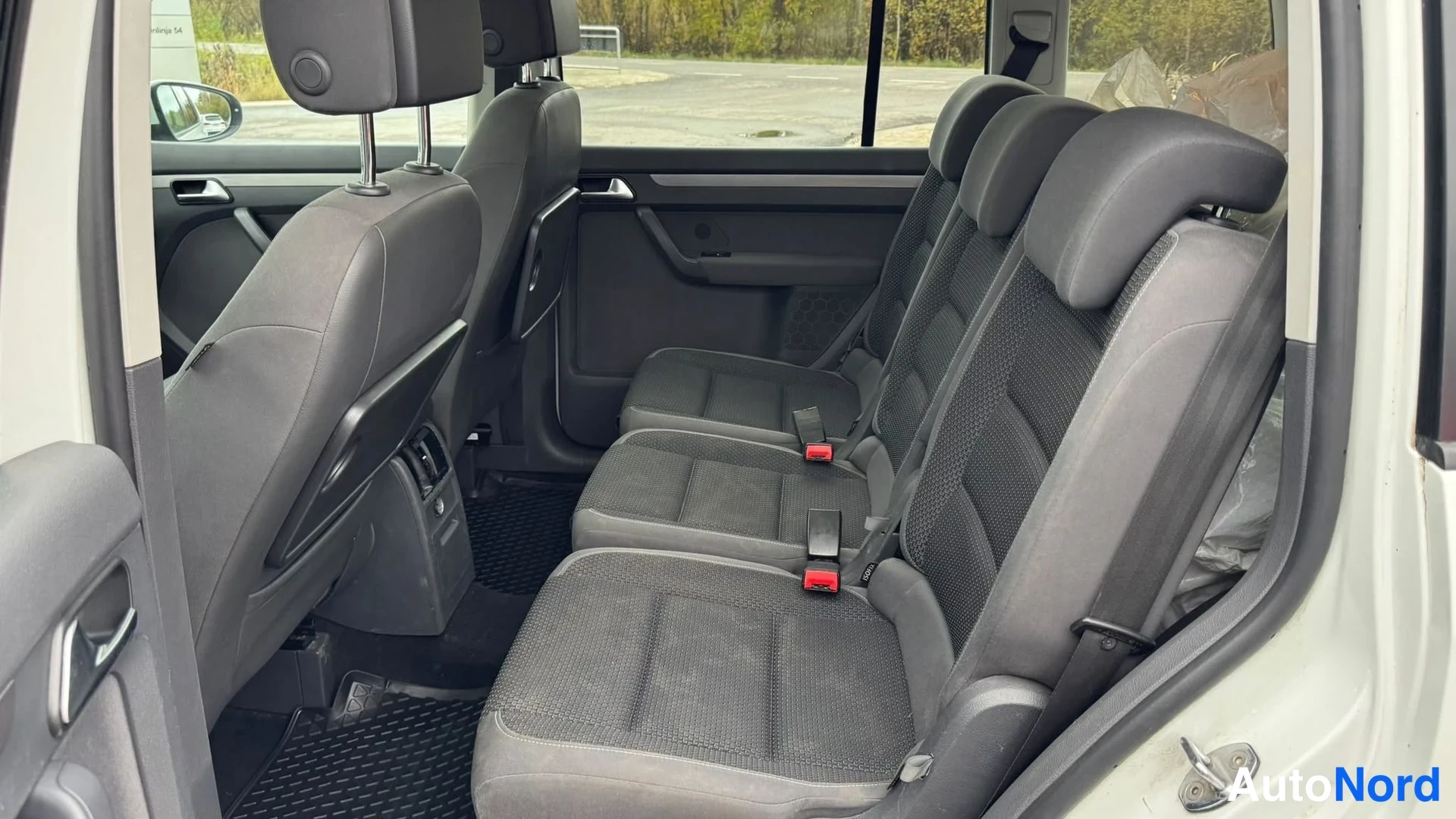 Valkoinen Volkswagen Touran 2015, kuva 9
