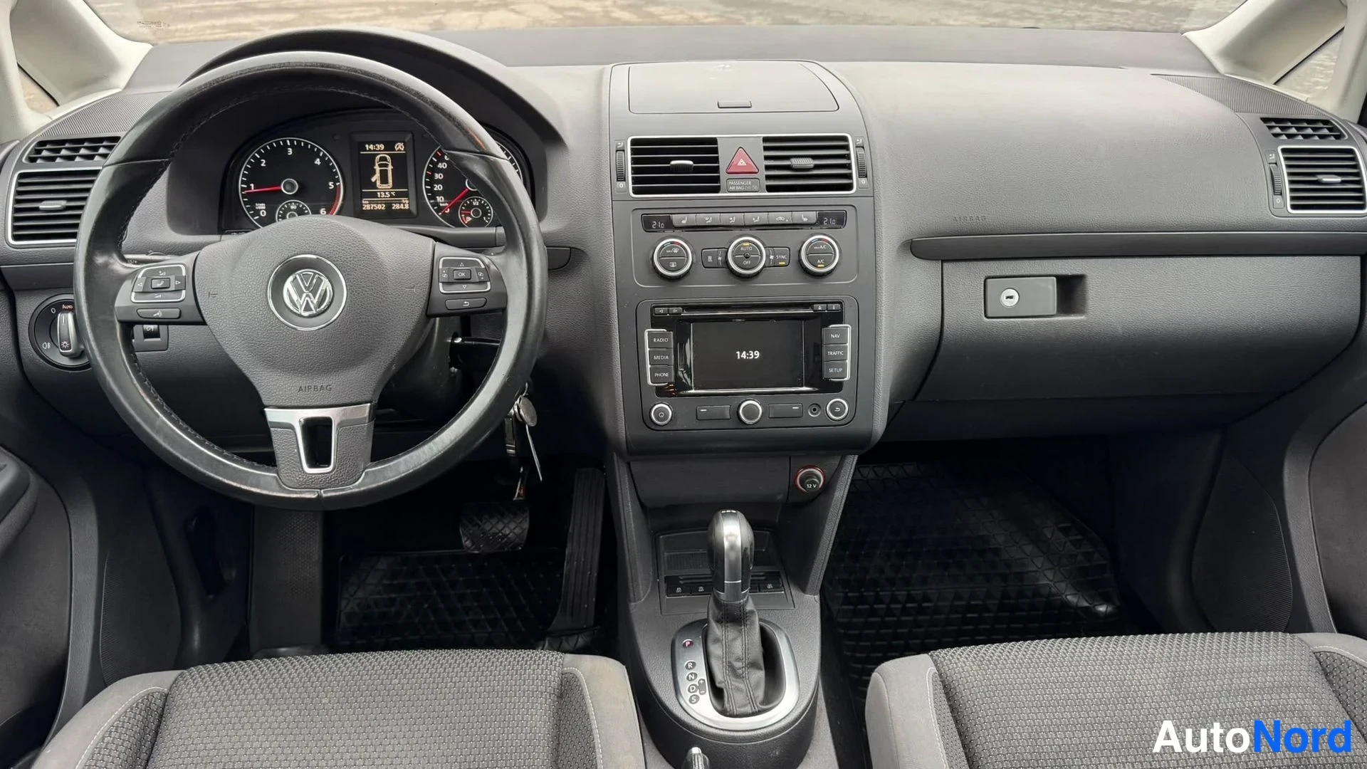 Valkoinen Volkswagen Touran 2015, kuva 10