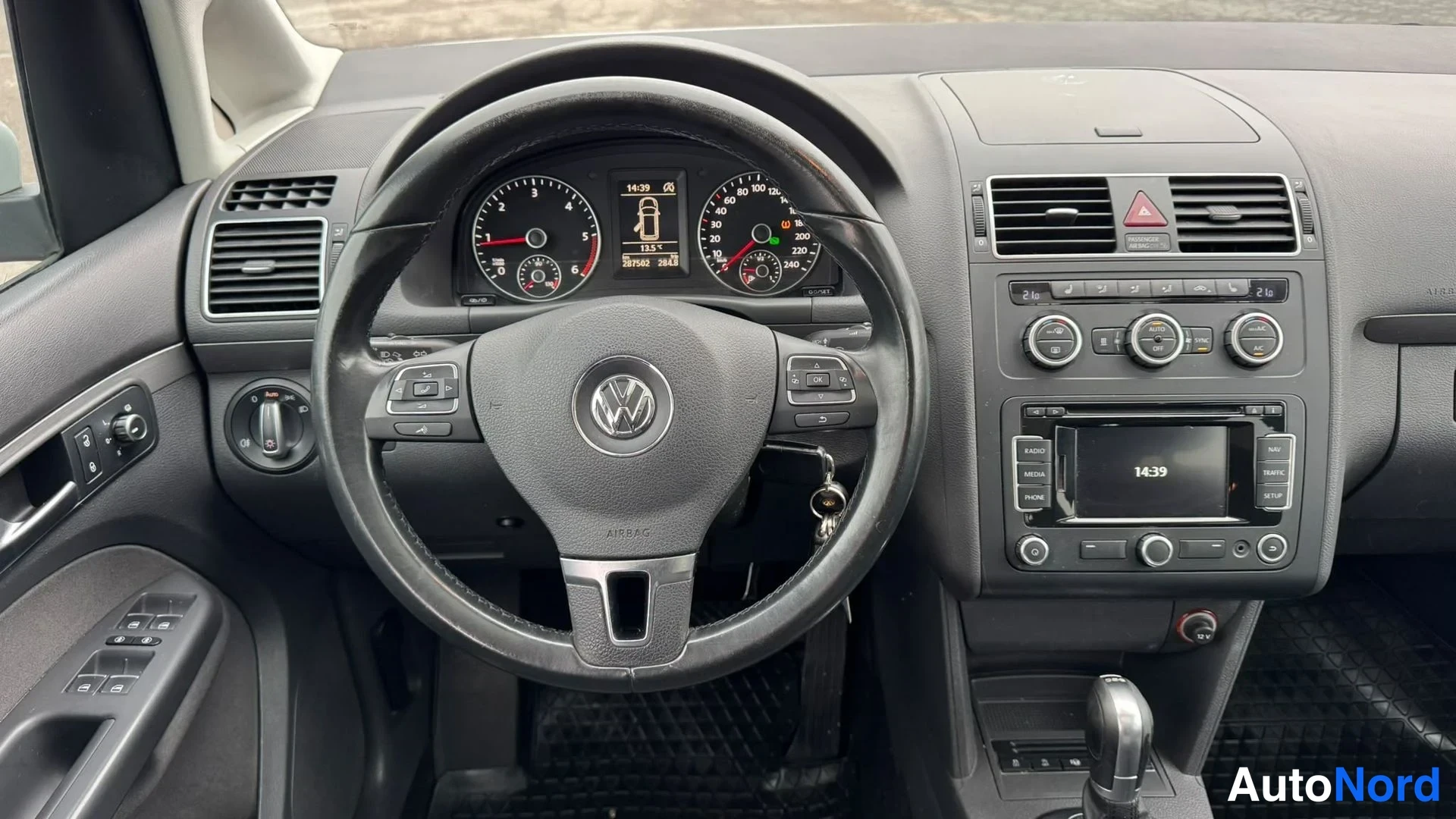 Valkoinen Volkswagen Touran 2015, kuva 11