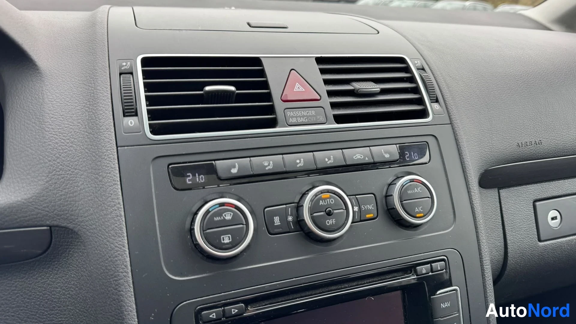 Valkoinen Volkswagen Touran 2015, kuva 12