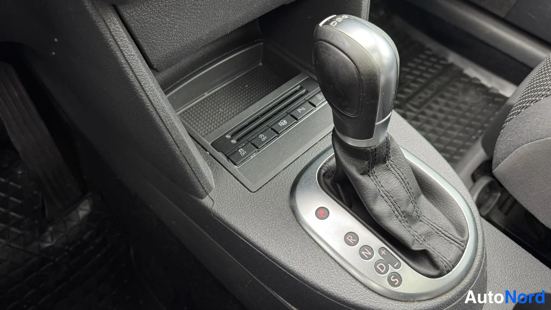 Valkoinen Volkswagen Touran 2015, kuva 14