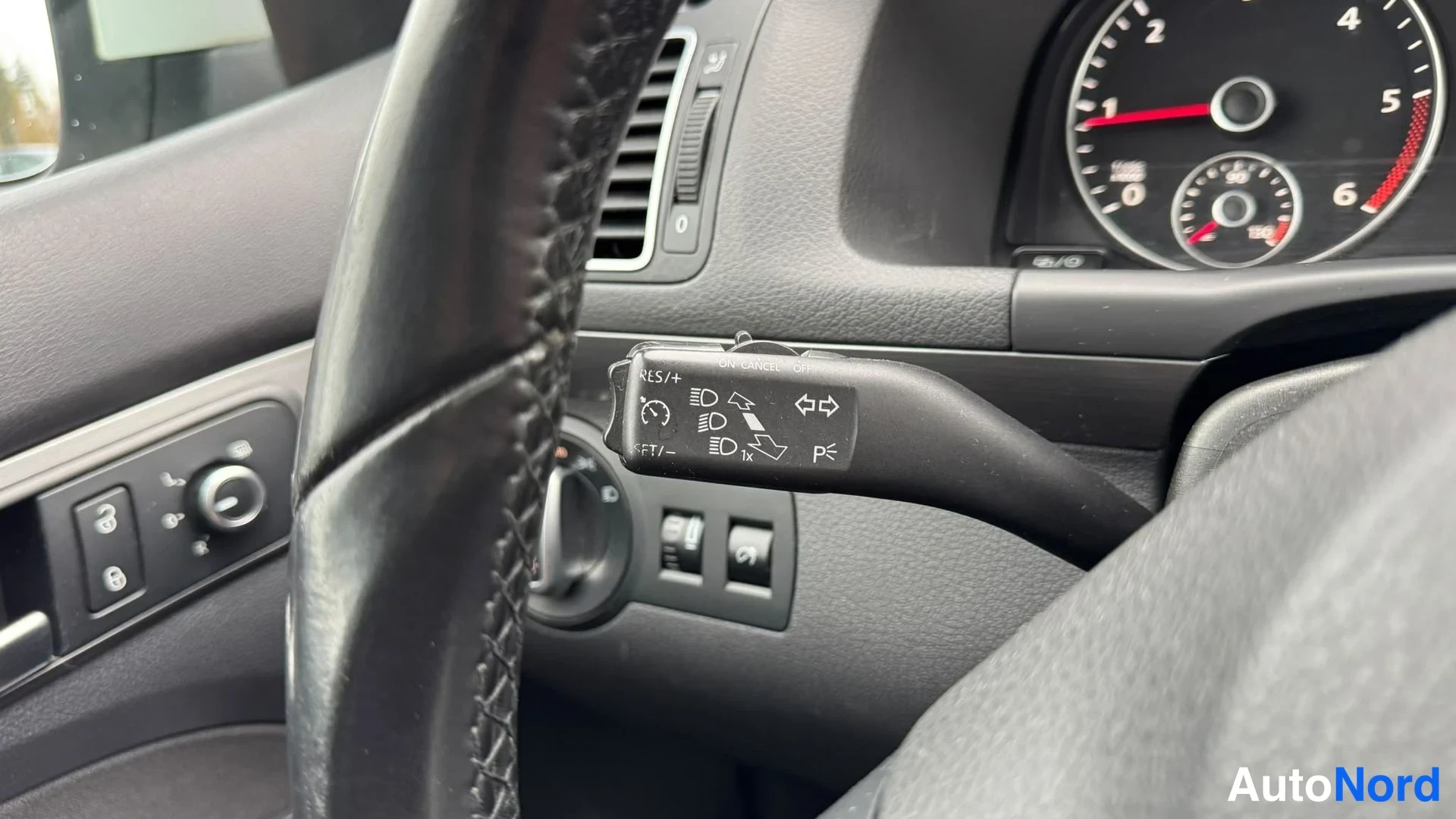Valkoinen Volkswagen Touran 2015, kuva 18
