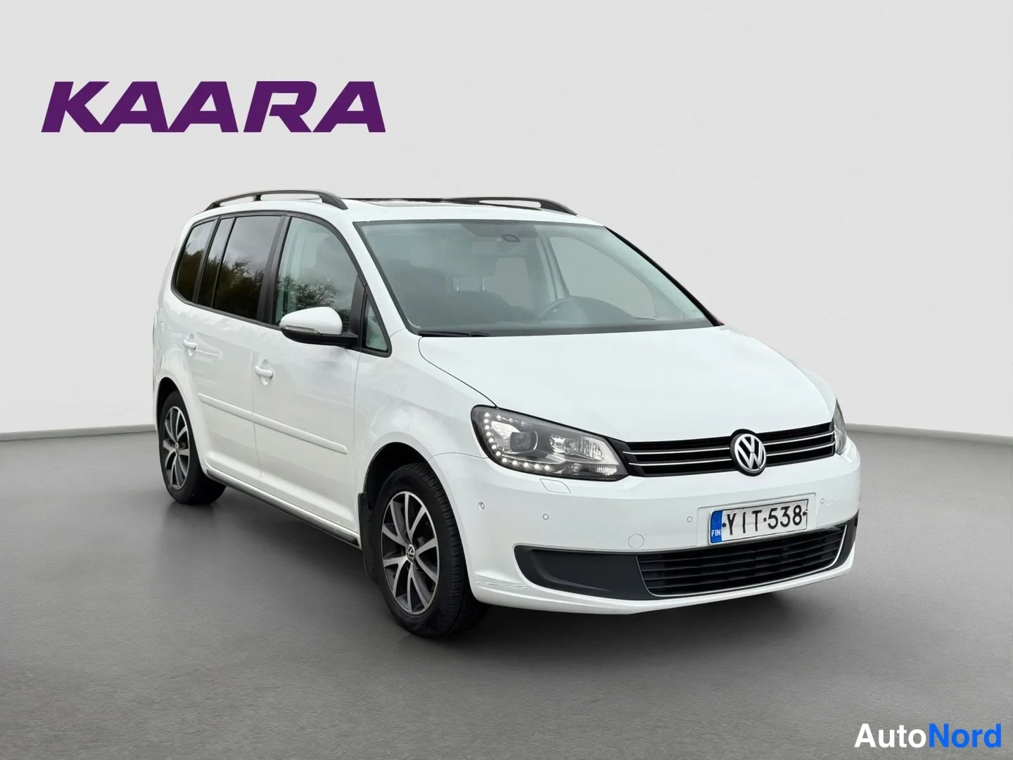 Valkoinen Volkswagen Touran 2015, etuviisto, keula oikealle, kuva 3