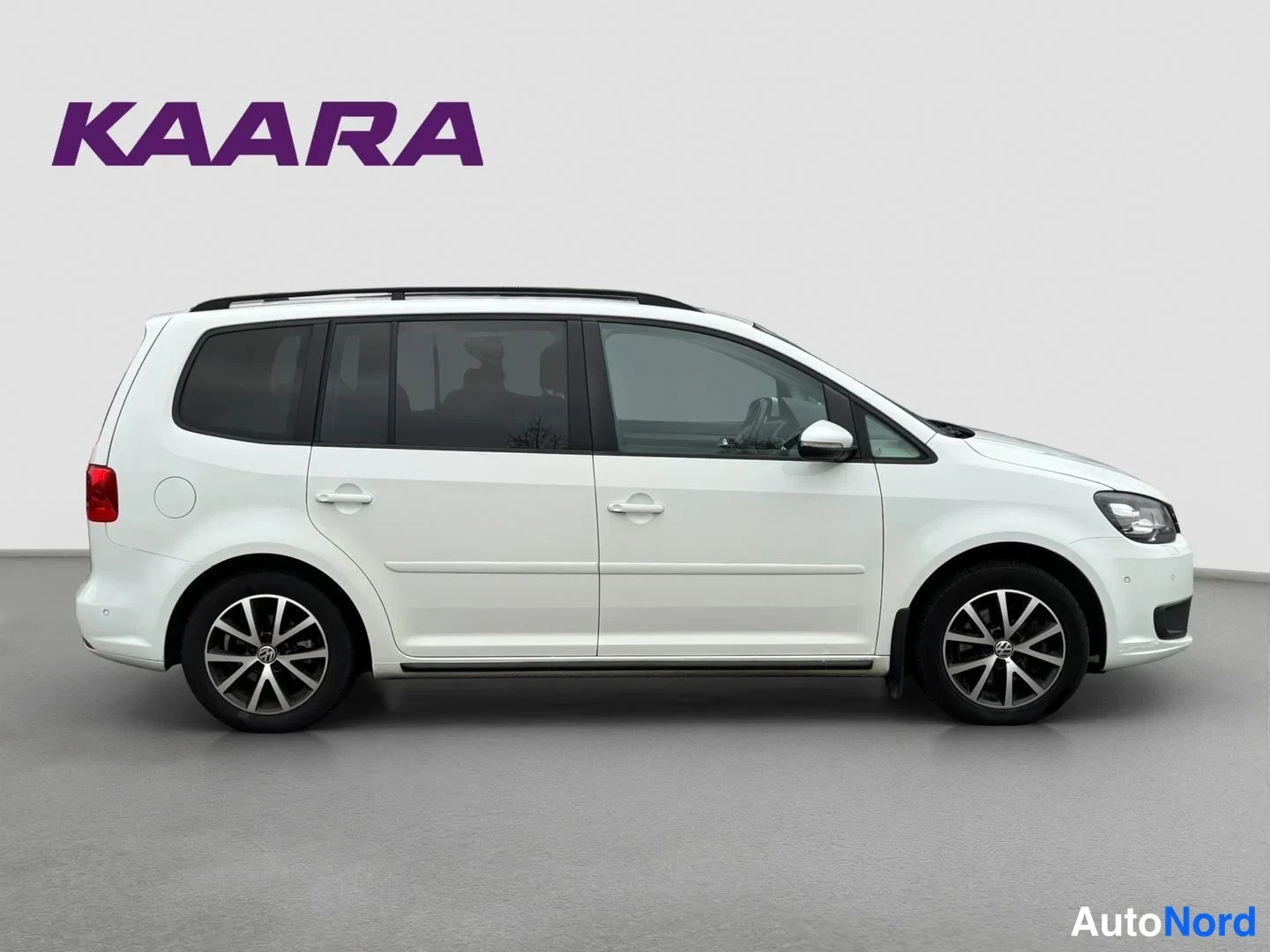 Valkoinen Volkswagen Touran 2015, sivulta, kuva 4