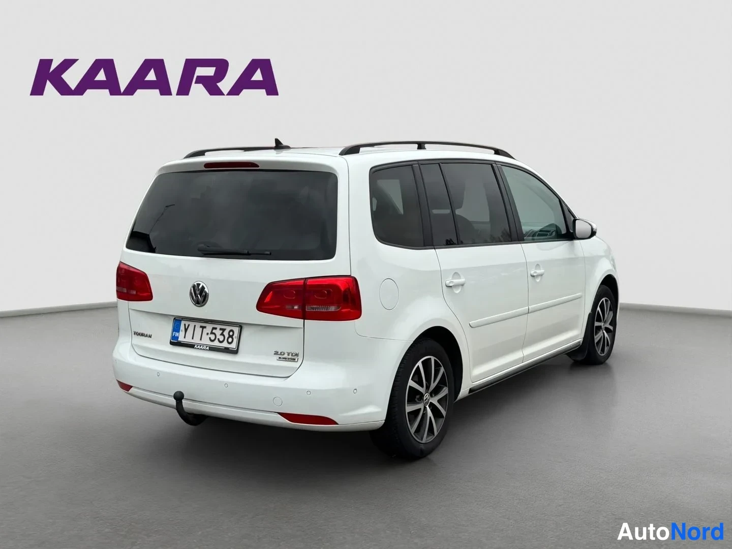 Valkoinen Volkswagen Touran 2015, takaviisto, kuva 6