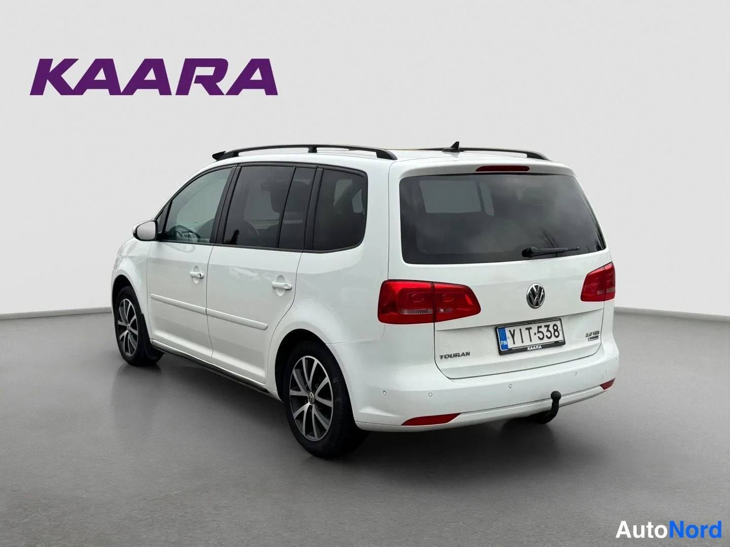 Valkoinen Volkswagen Touran 2015, takaviisto, kuva 5