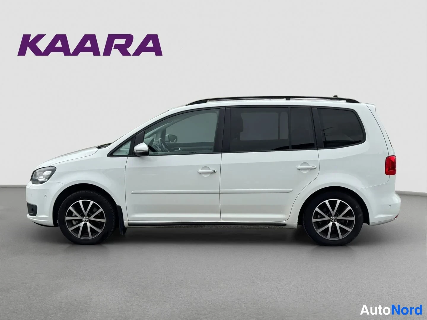 Valkoinen Volkswagen Touran 2015, etuviisto, keula vasemmalle, kuva 2