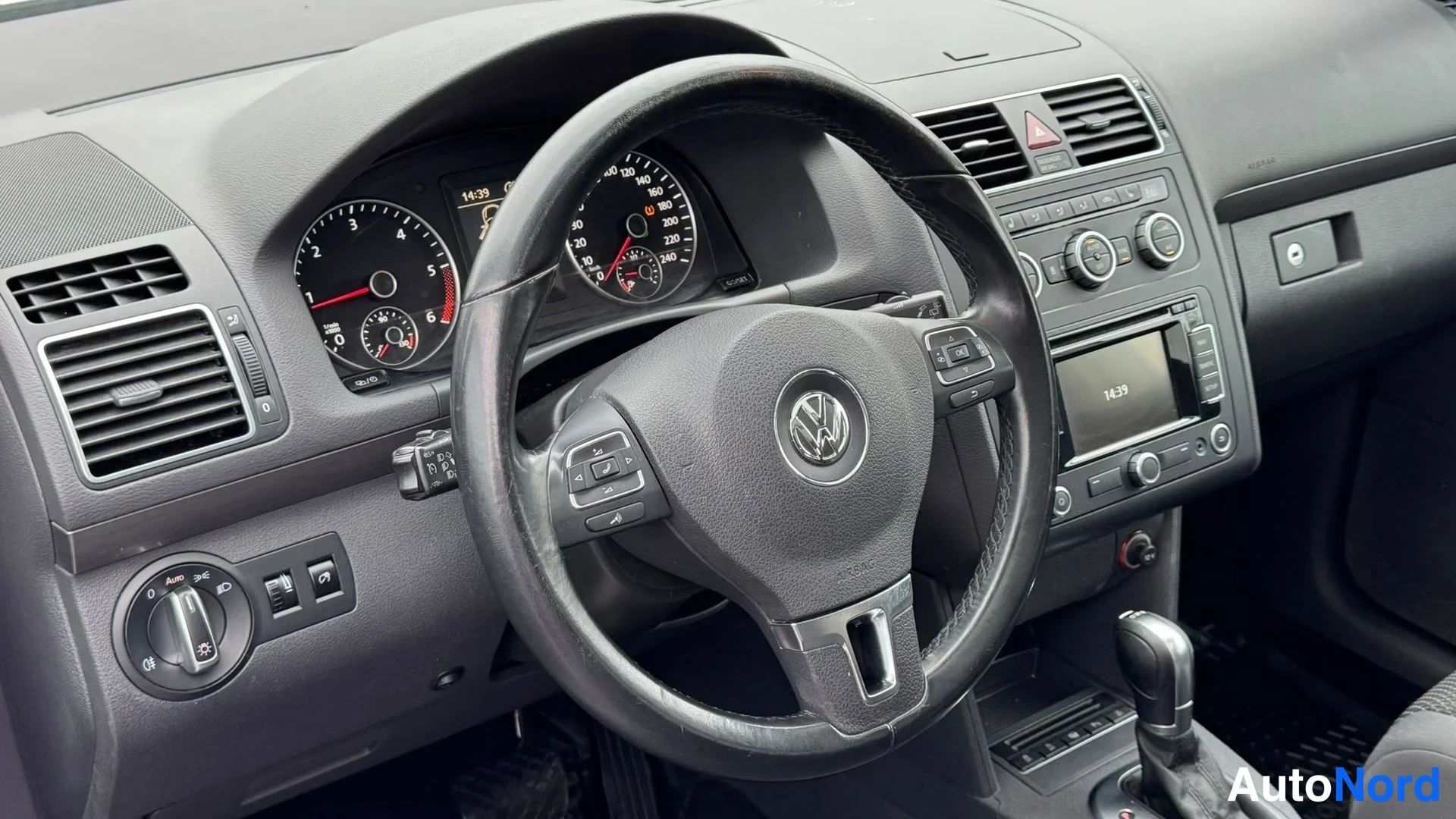 Valkoinen Volkswagen Touran 2015, yksityiskohta, kuva 7