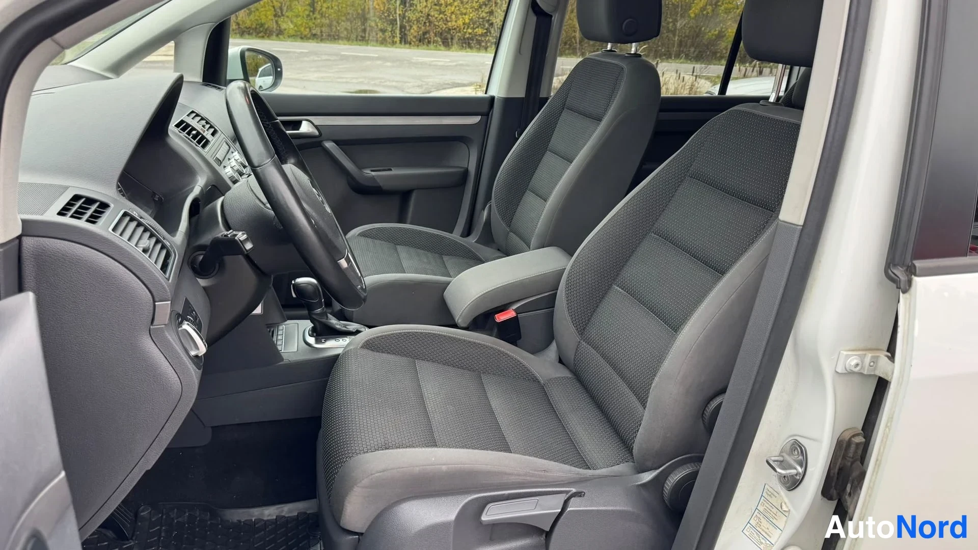 Valkoinen Volkswagen Touran 2015, kuva 8